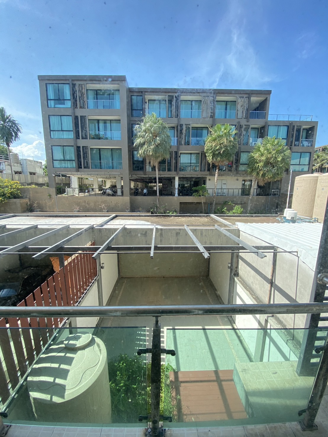 For Sales : Sea front, 2-Story commercial buildings, 3 Bedroom 6 Bathroom