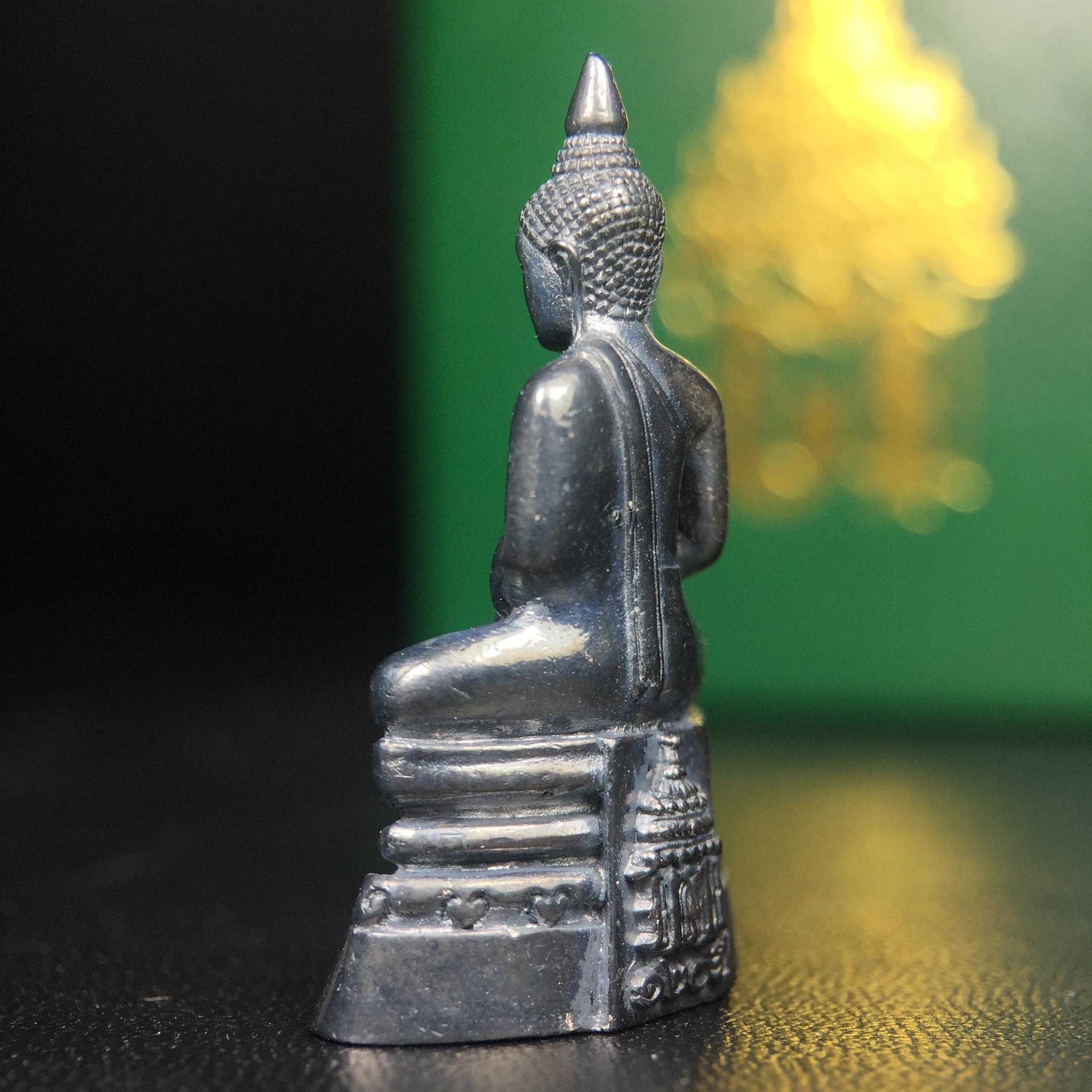 พระพุทธโสธร รุ่น กศก. 120 ปี เนื่องในโอกาสครบ 120 ปี กรมศุลกากร กระทรวงการคลัง จัดสร้าง ปี 2537 เนื้อเงินบริสุทธิ์ 99.9% ผิวขัดเงาลงดำ(งานบริษัท แพรนด้า จิวเวลรี่)สวยงดงาม ทรงคุณค่า