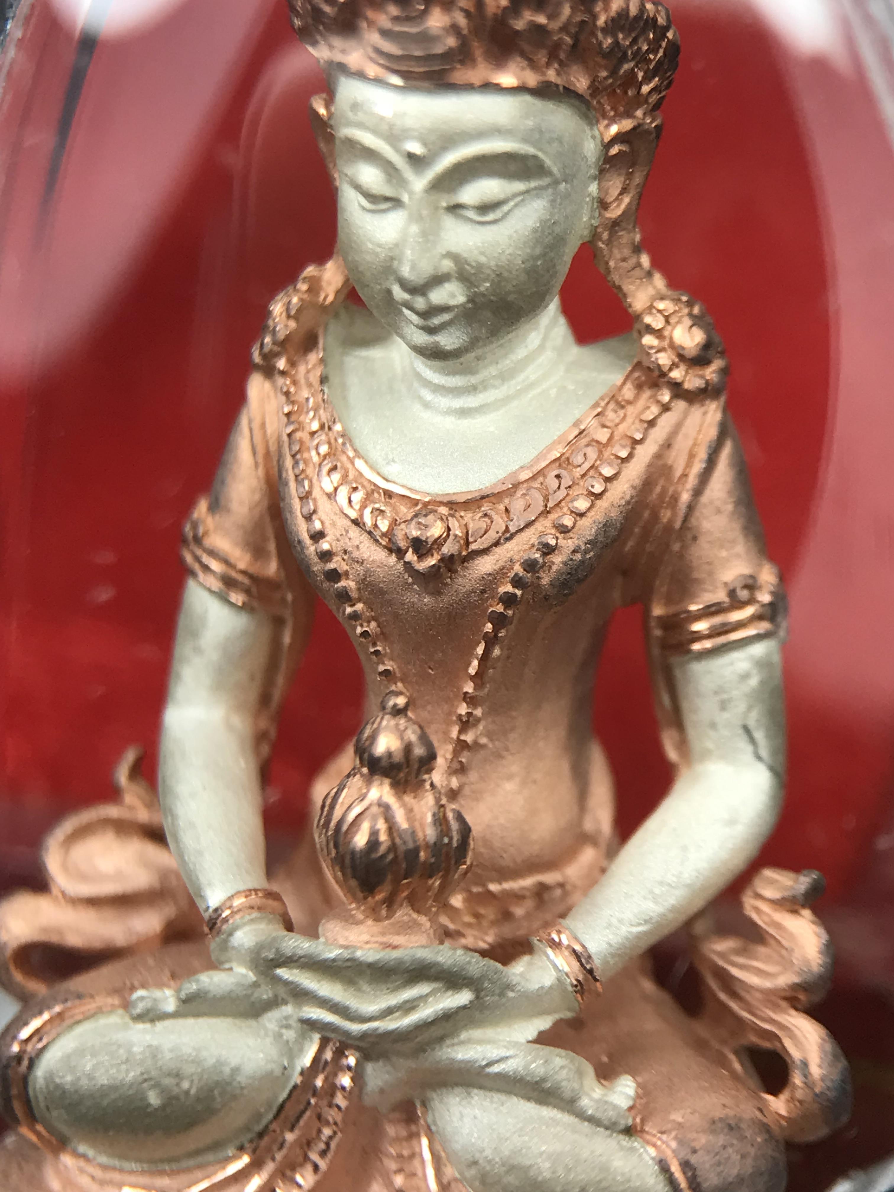 พระกริ่งอวโลกิเตศวร ( เจ้าแม่กวนอิม ) วัดโพธิ์แมนคุณาราม รุ่นอุดมโภคทรัพย์ พ.ศ.2539 เนื้อเงิน 3 กษัตริย์ พ่นทราย(ผิวเดิมสวย เลี่ยมกรอบกันน้ำพร้อมใช้บูชา) (พร้อมกล่องบรรจุการ์ดใบรับรองเดิมครบ) (อีกหนึ่งรุ่นยอดนิยม พุทธศิลป์สวยงดงาม)*ตอกโค๊ตและหมายเลข ๓๘๙๔*