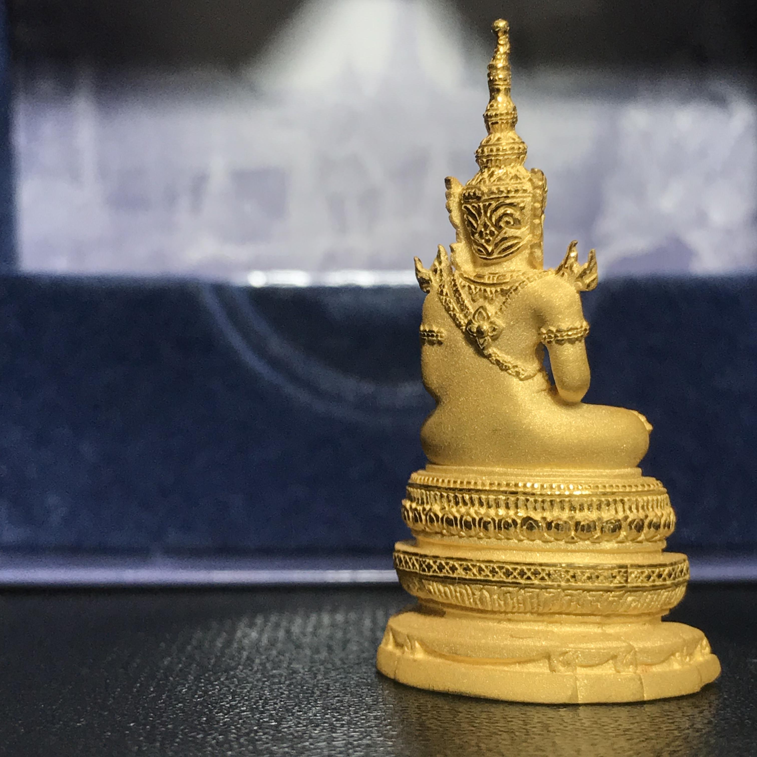 พระแก้วมรกต ภปร. ปี2547 จัดสร้างโดย รพ.ภูมิพลฯ เนื้อทองคำลอยองค์ หน้าตัก 1/2 นิ้ว(1ใน1000องค์)