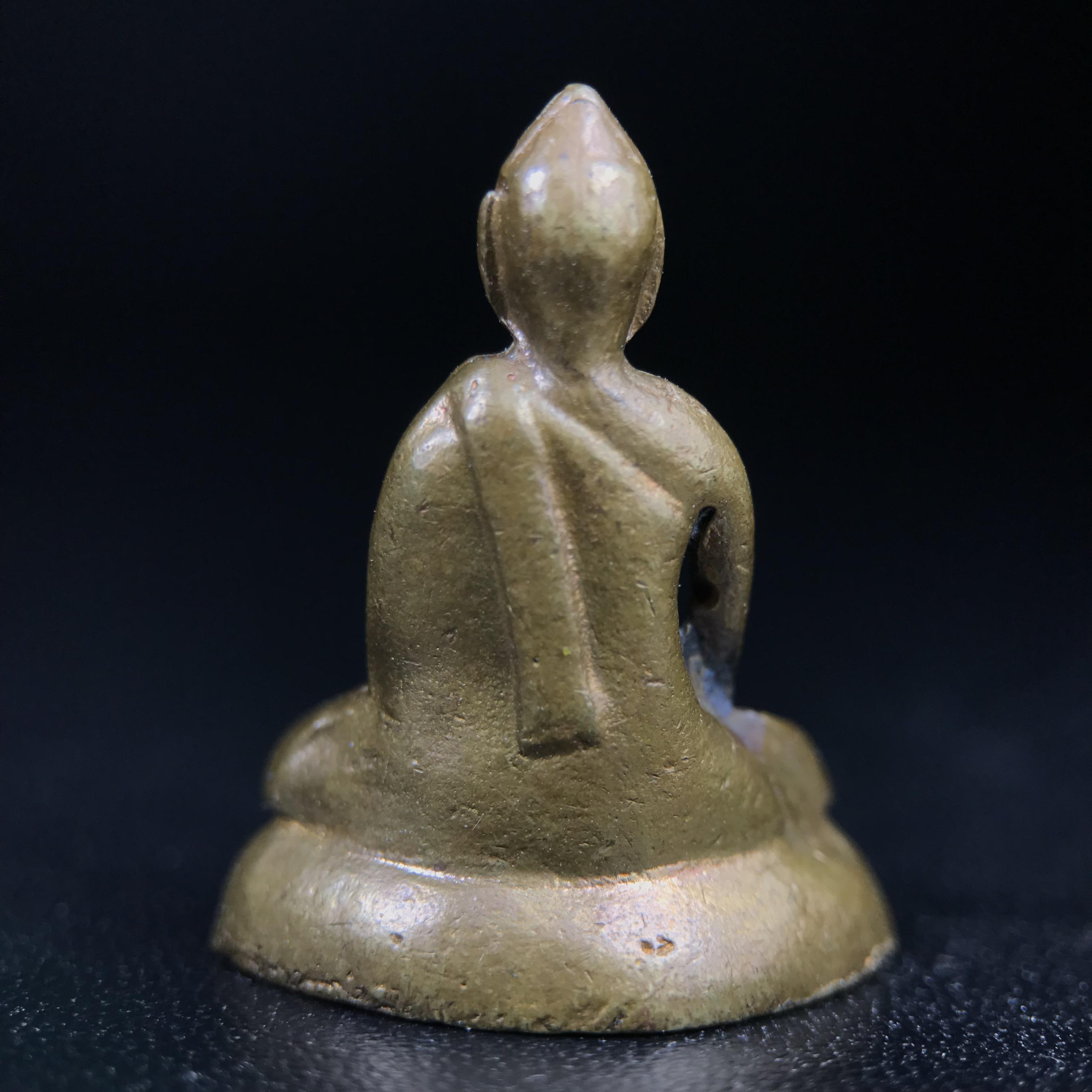 พระกริ่งฝีพระหัตถ์สมเด็จย่า ขนาดห้อยบูชาขนาดเล็ก จัดสร้างขึ้นเนื่องในวาระครบ 6 รอบ เมื่อวันที่21 ตุลาคม พ.ศ.2515(ในหลวงรัชกาลที่ 9 เสด็จพระราชดำเนินทรงเททอง)ปลุกเสกยิ่งใหญ่ เกจิ 108 รูป ร่วมปลุกเสก คัดสภาพสวยแบบนี้พบเจอน้อยมาก หมายเลขต้นๆหลักร้อย หายากมาก