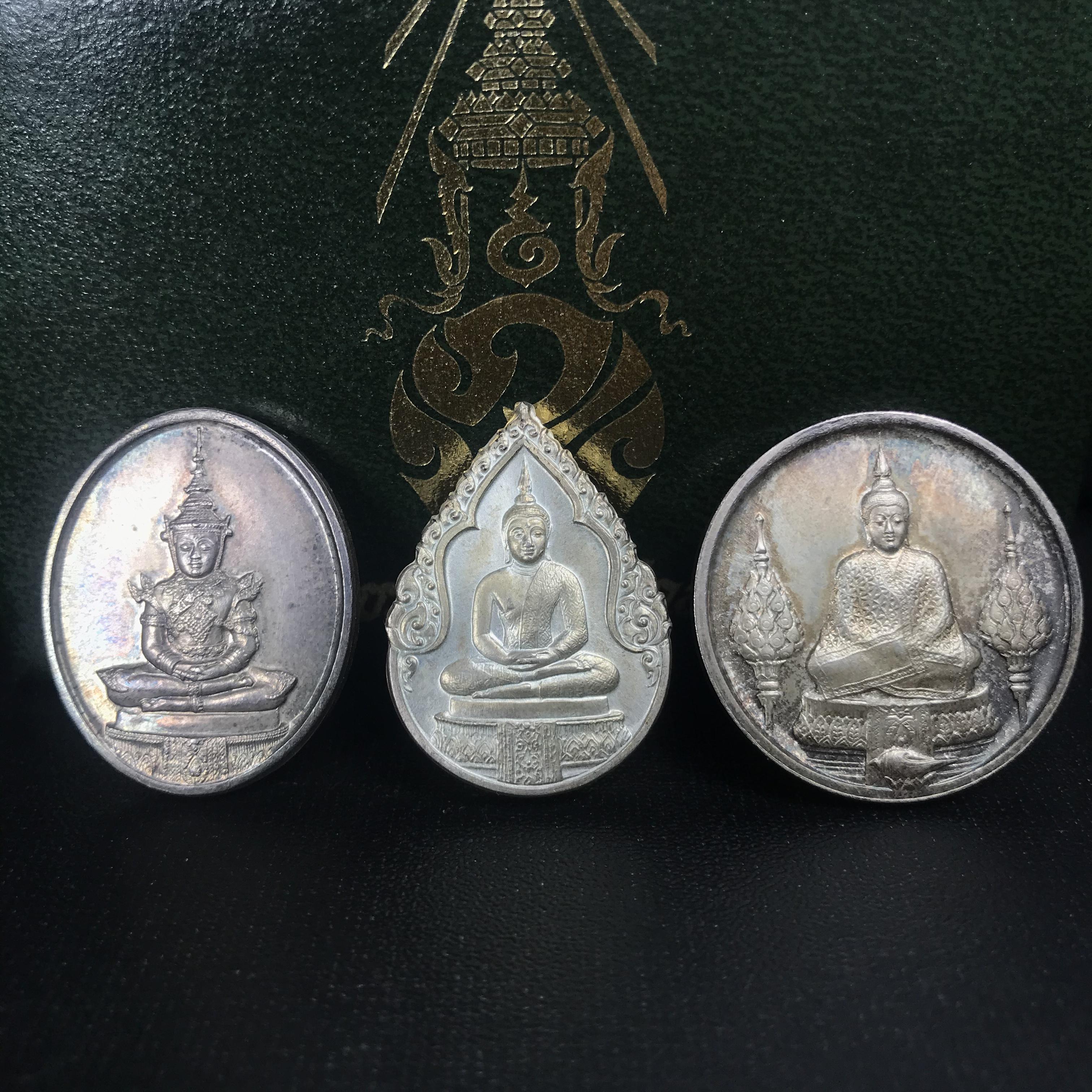 เหรียญพระแก้วมรกตหลัง ภปร ฉลองกรุงรัตนโกสินทร์ครบ 200 ปี พ.ศ.2525 เนื้อเงินกล่องบรรจุเดิมครบ3พิมพ์(บล็อกพระราชศรัธา)(ในหลวงรัชกาลที่9 เสด็จในพิธี)