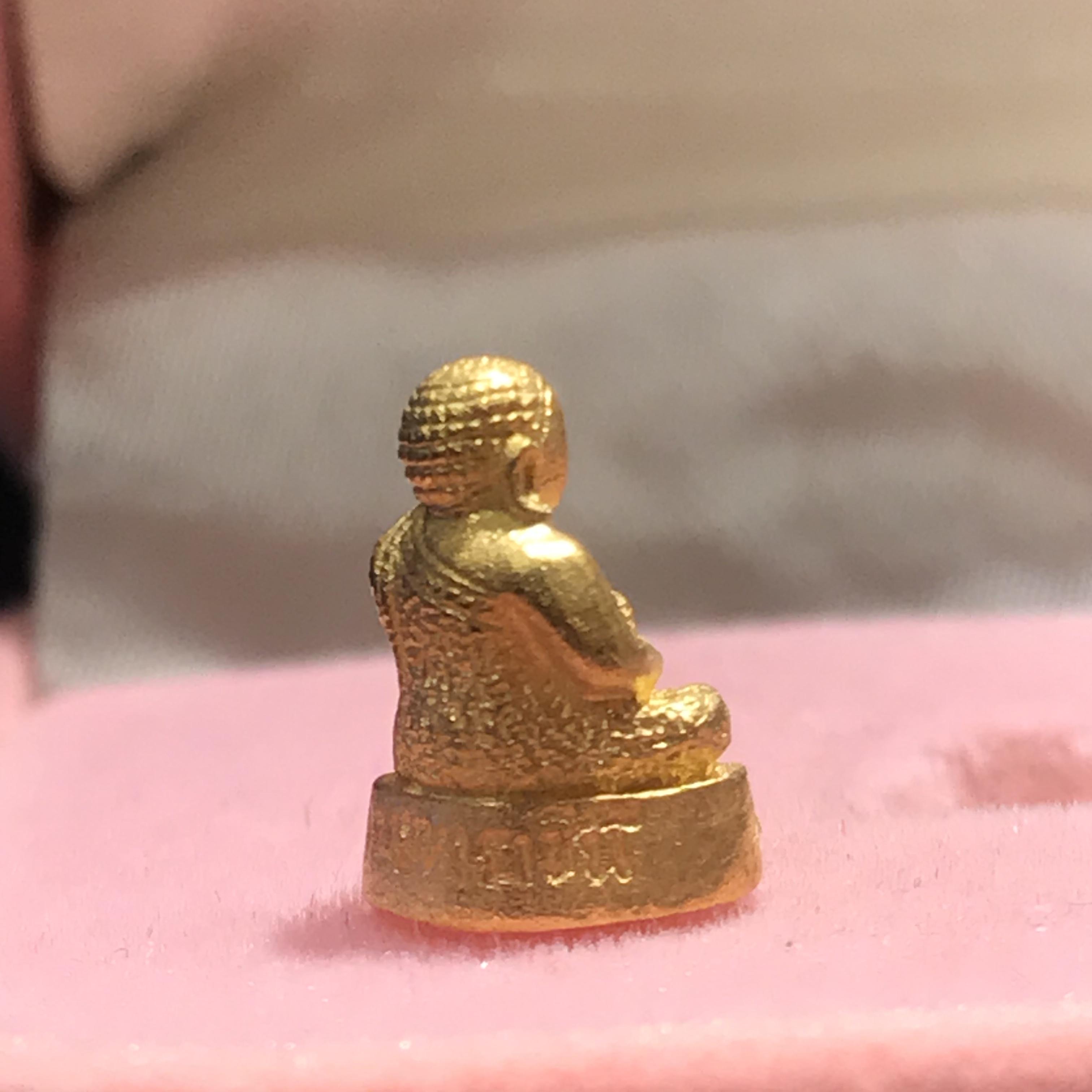 พระสังกัจจายน์ 5 รอบ พระราชินี พ.ศ.2535 เนื้อทองคำหนักหนึ่งสลึง(ในหลวงรัชกาลที่9และสมเด็จพระราชินีเสด็จเททอง)