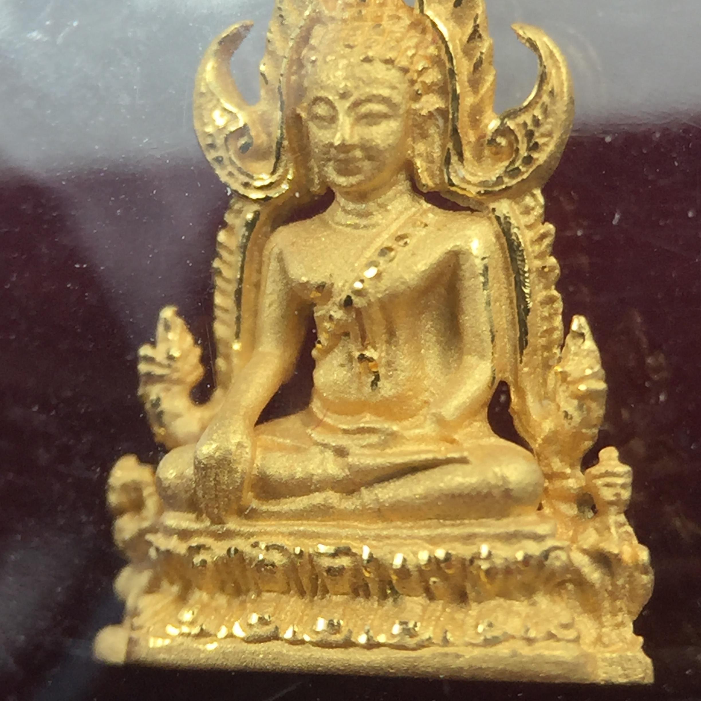 พระพุทธชินราช รุ่น ประวัติศาสตร์ มูลนิธิเพื่อตำรวจไทยจัดสร้าง ปี 2562 เนื้อทองคำขัดเงา พิมพ์ลอยองค์จิ๋ว(ขนาดสูง 1.5 ซม.) (สภาพ สวย ซีนซองเดิม กล่องบรรจุเดิมครบสมบูรณ์)
