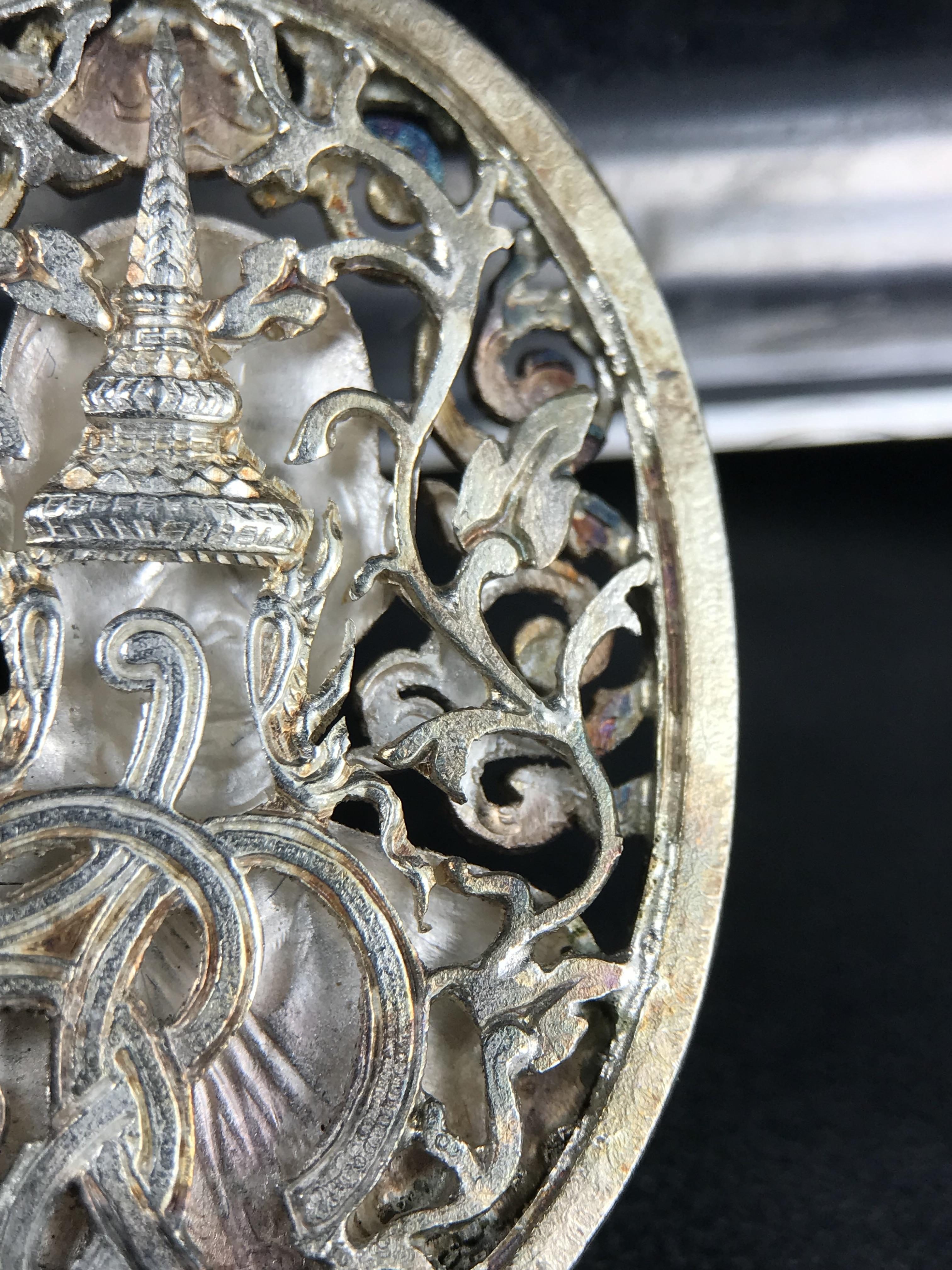 เหรียญหลวงพ่อคูณ ปริสุทโธ วัดบ้านไร่ รุ่น สก. ปี 2536 พิมพ์ลายฉลุ เนื้อเงิน(ผิวเดิมรุ้งสวยมาก) งานมหามงคลเฉลิมพระชนมพรรษา 5 รอบ สมเด็จพระบรมราชินีนาถ จัดสร้างโดย กองพลทหารราบที่๒ ทหารเสือราชินี รักษาพระองค์ (พิธีใหญ่ ประวัติชัดเจน อีกหนึ่งรุ่นยอดนิยม)