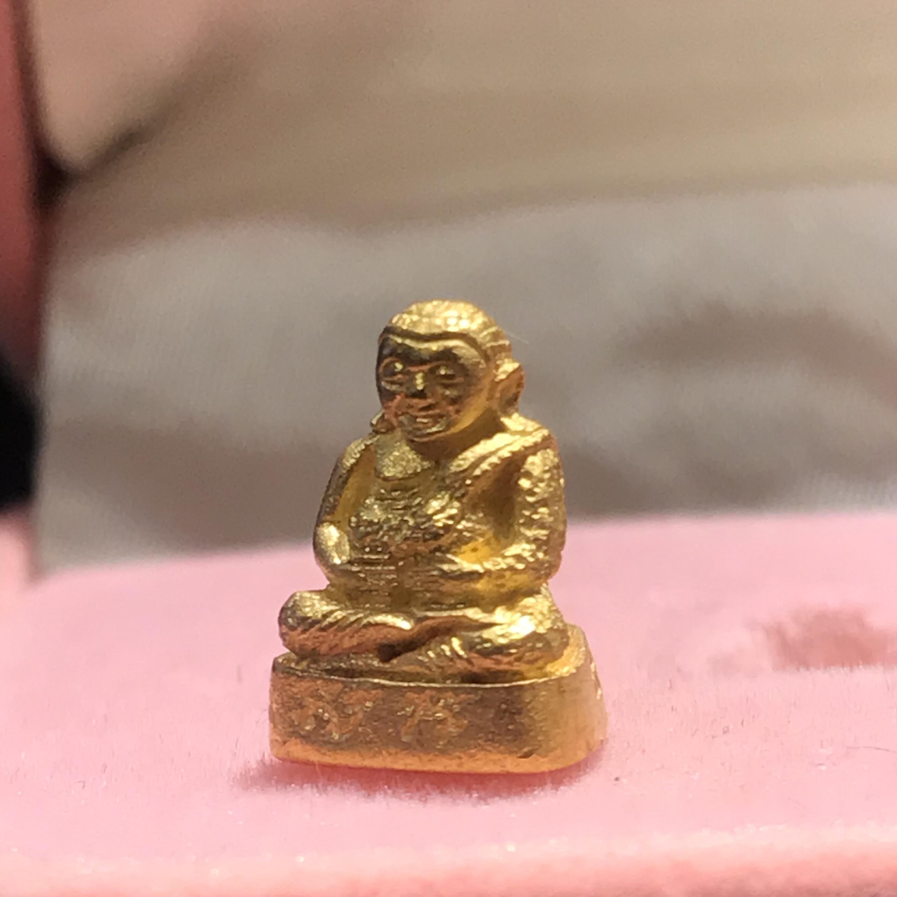 พระสังกัจจายน์ 5 รอบ พระราชินี พ.ศ.2535 เนื้อทองคำหนักหนึ่งสลึง(ในหลวงรัชกาลที่9และสมเด็จพระราชินีเสด็จเททอง)