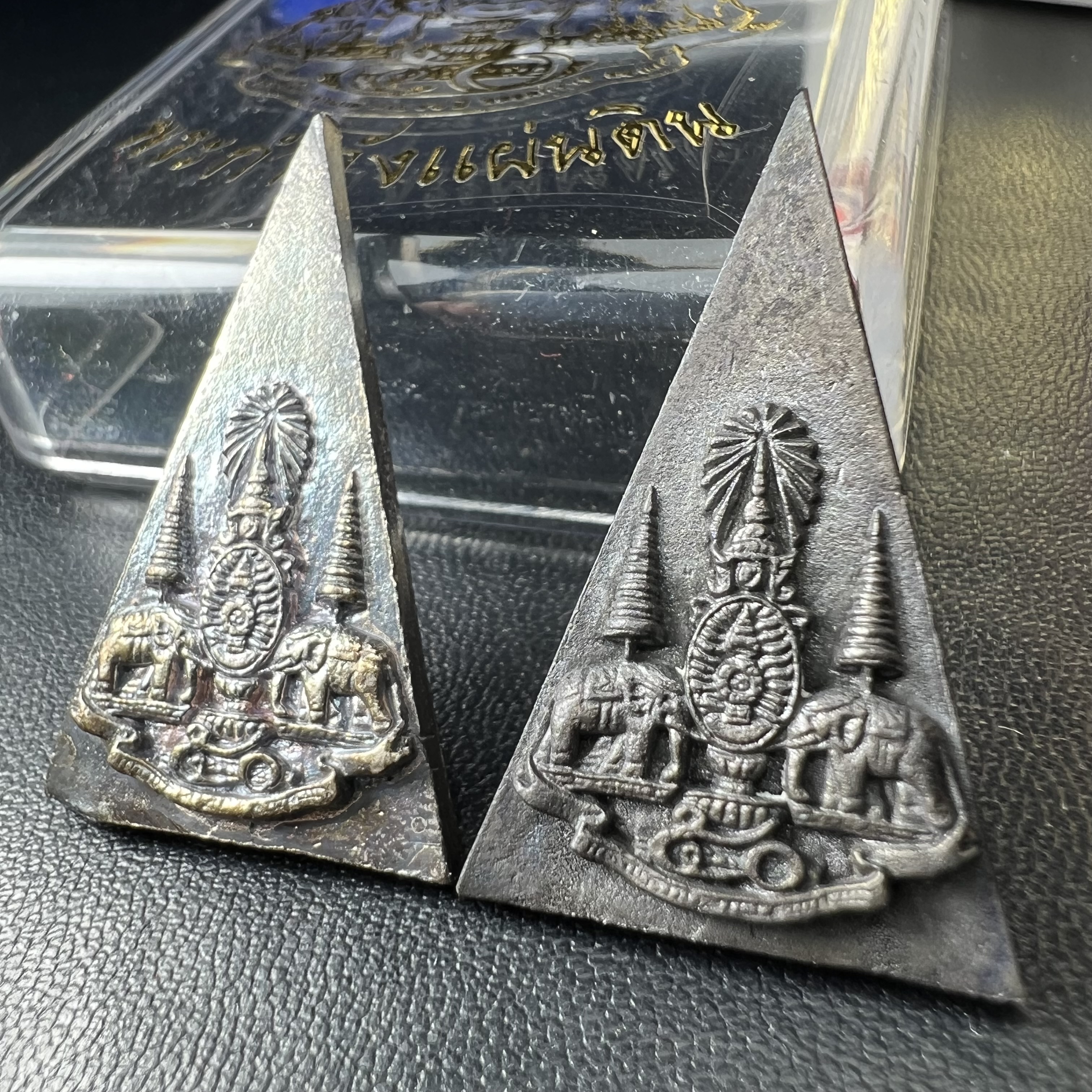 พระกำลังแผ่นดิน (สมเด็จจิตรลดา2) จัดสร้างเฉลิมพระเกียรติ ร.9 ครองราชย์ 50 ปี 2539 เนื้อเงิน(ผิวเดิมกลับดำ รุ้งๆสวย)+เนื้อนวโลหะ(สร้างน้อยหายาก)พร้อมกล่องบรรจุเดิมครบสมบูรณ์(1ใน2539องค์)