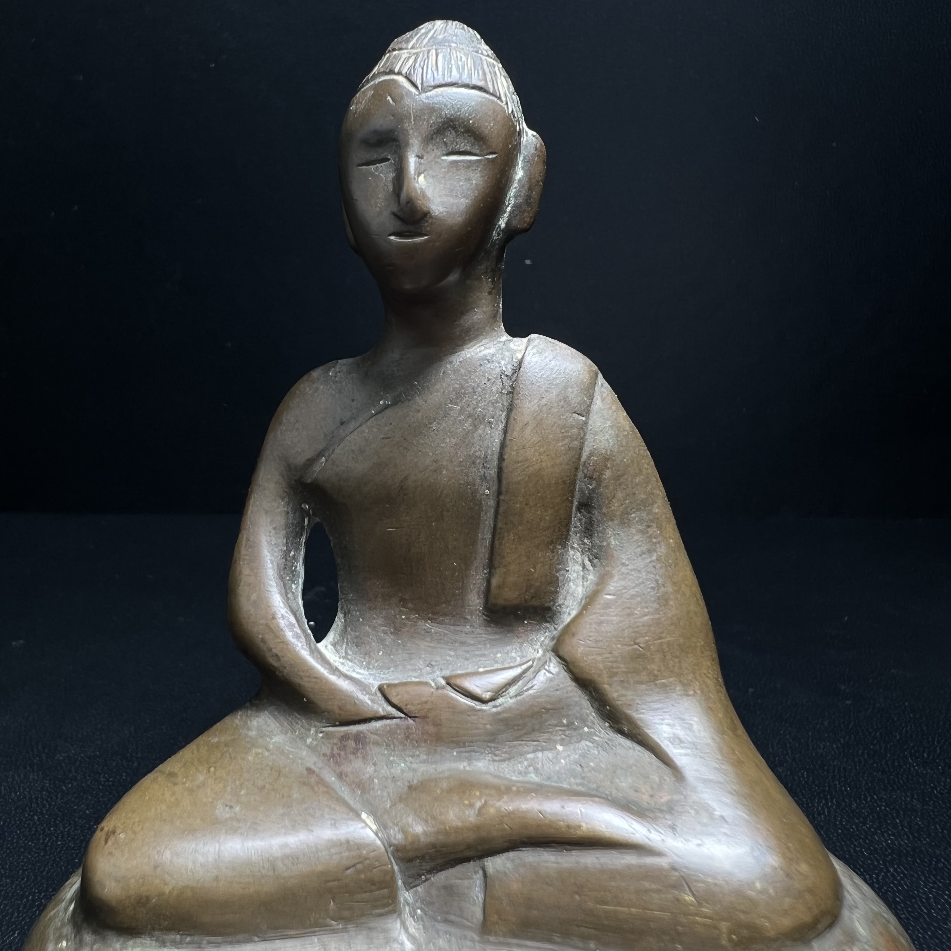 พระพุทธรูปฝีพระหัตถ์สมเด็จย่า ขนาดบูชาหน้าตัก 2 นิ้ว จัดสร้างขึ้นเนื่องในวาระครบ 6 รอบ เมื่อวันที่21 ตุลาคม พ.ศ.2515 (ในหลวงรัชกาลที่ 9 เสด็จพระราชดำเนินทรงเททอง)พิธีปลุกเสกยิ่งใหญ่ เกจิ 108 รูป ร่วมปลุกเสก หายากพบเจอน้อยมาก