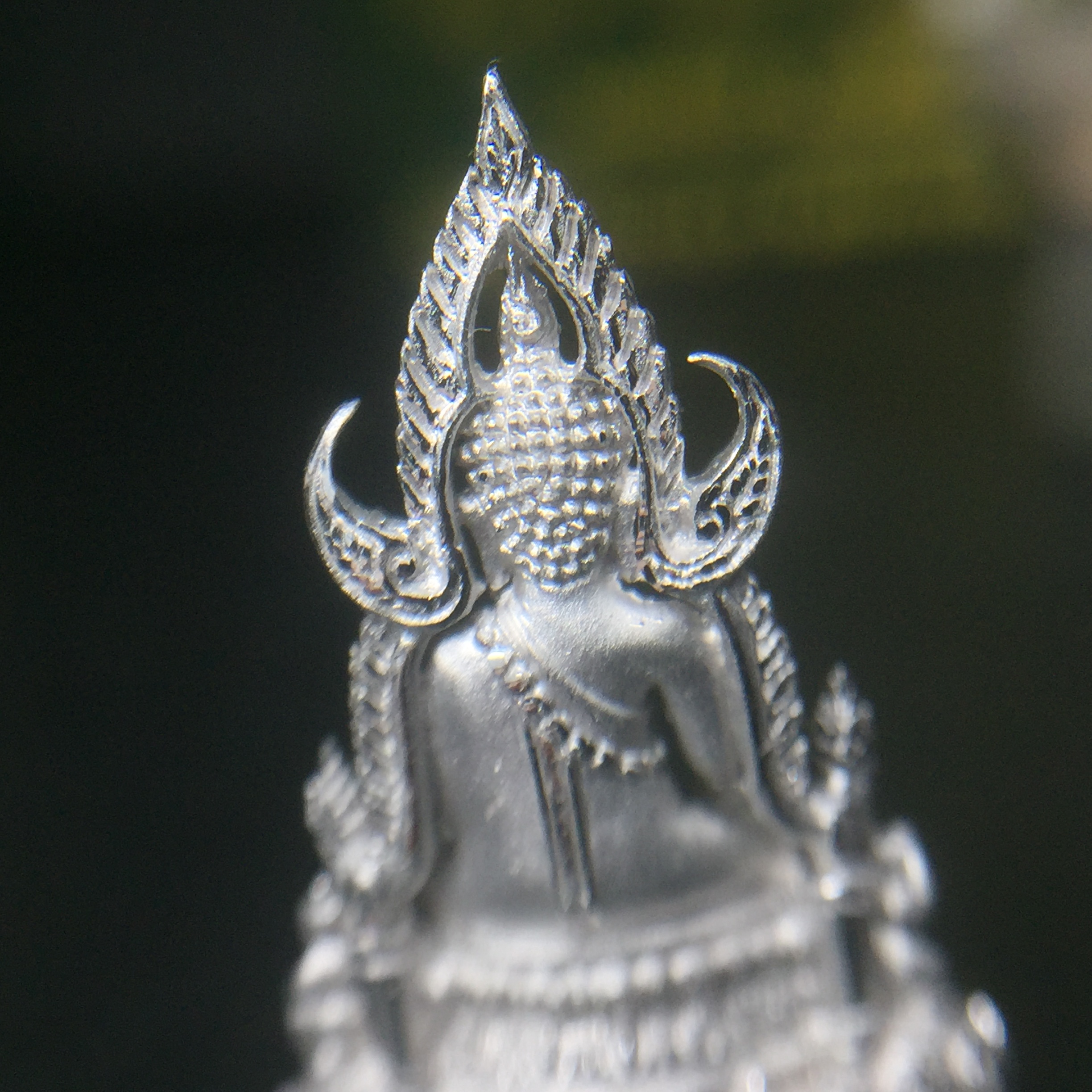 พระพุทธชินราช(จำลอง) ภปร. 84 พรรษา เนื้อเงินชุบทองคำขาว พิมพ์เล็กขนาดหน้าตัก 1/4 นิ้ว (สภาพสวยเดิม))(พระราชทานมวลสาร จิตรลดาและเส้นพระเจ้า(เส้นผม))