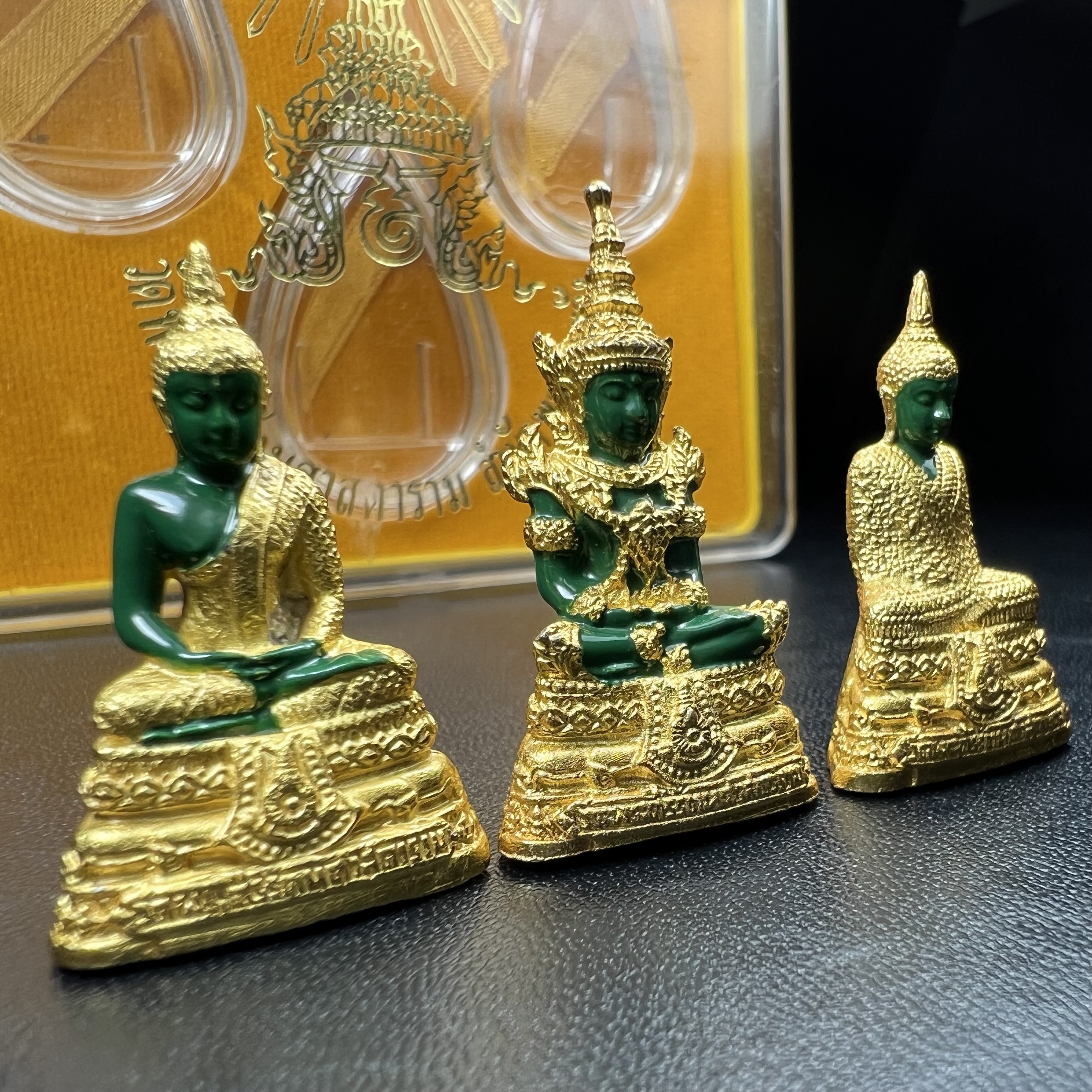 พระพุทธมหามณีรัตนปฏิมากร(พระแก้วมรกต) วัดพระศรีรัตนศาสดาราม สำนักพระราชวัง จัดสร้าง ชุด3 ฤดู ร้อน ฝน หนาว(บรรจุมวลสารใต้ฐาน)