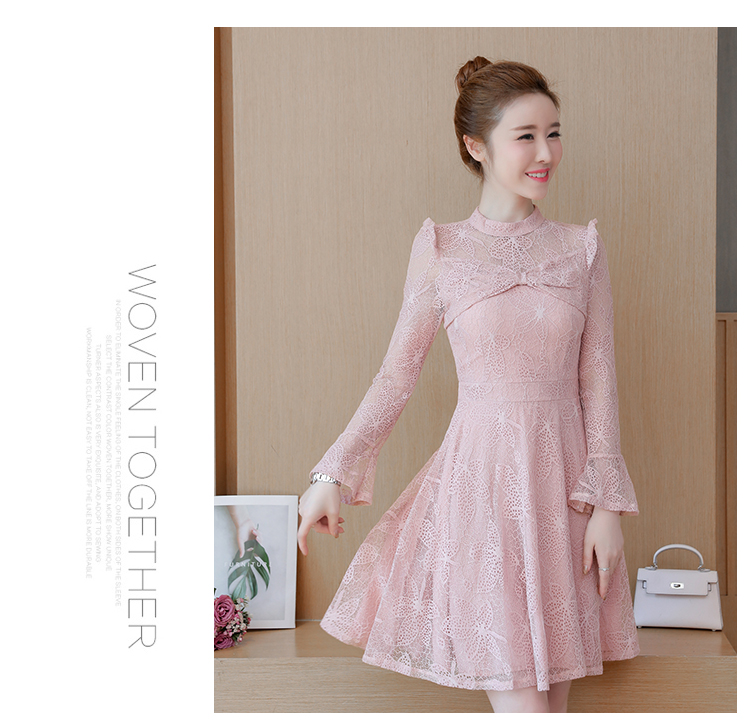 ชุดเดรสสั้นผ้าลูกไม้สีชมพู คอสูง แขนยาว หน้าอกจับจีบโบว์ กระโปรงทรงเอ สวยดูดี