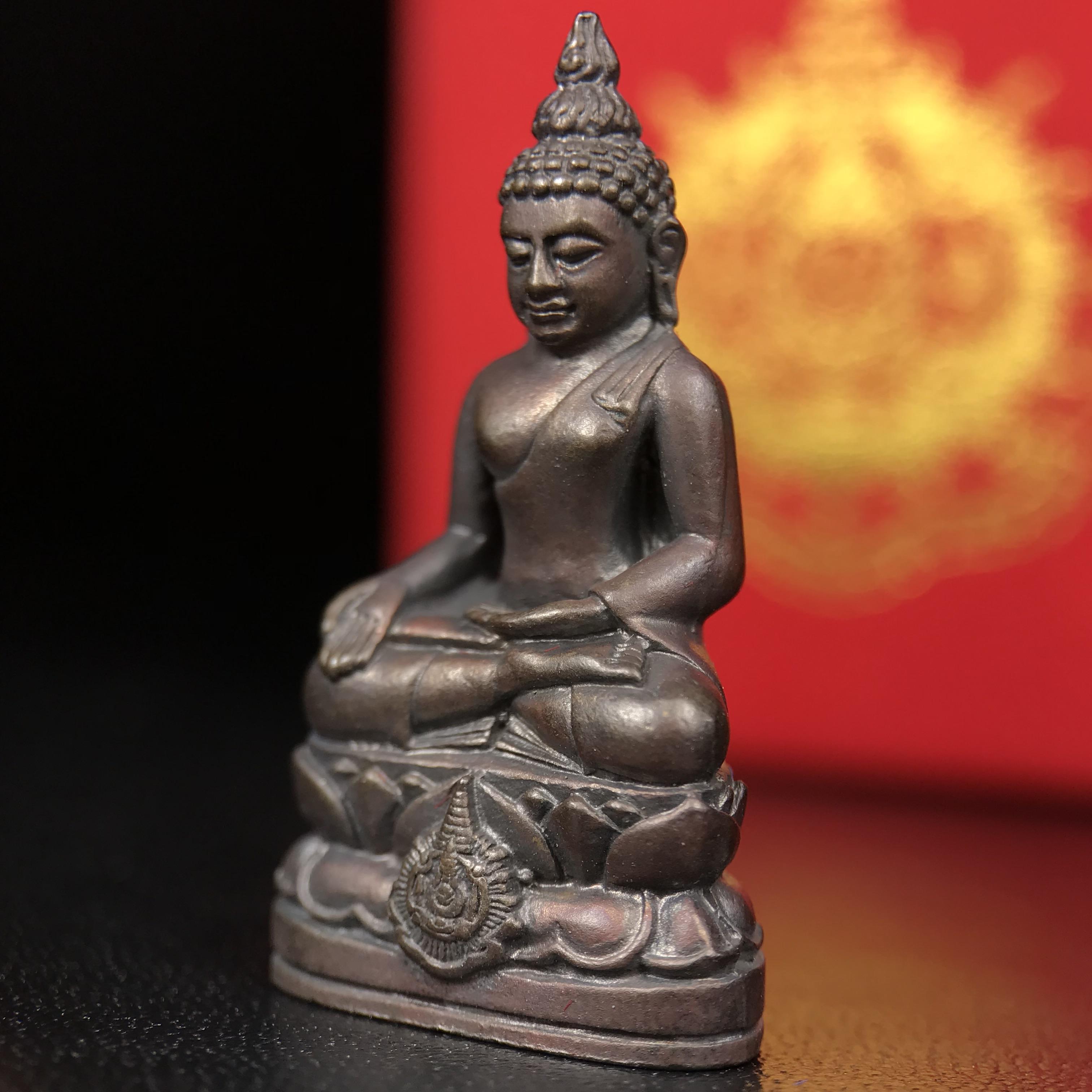 พระกริ่งไพรีพินาศ บรรจุเหล็กไหล ครั้งแรกและครั้งเดียวในประวัติศาสตร์ เฉลิมพระเกียรติ พระบาทสมเด็จพระเจ้าอยู่หัวรัชกาลที่9 พระชนมพรรษา 6 รอบ ปี2542 เนื้อนวโลหะผสมทองคำ(บรรจุเหล็กไหล)ดีนอก-ดีใน พิธีใหญ่ มวลสารเด่น (หายาก)