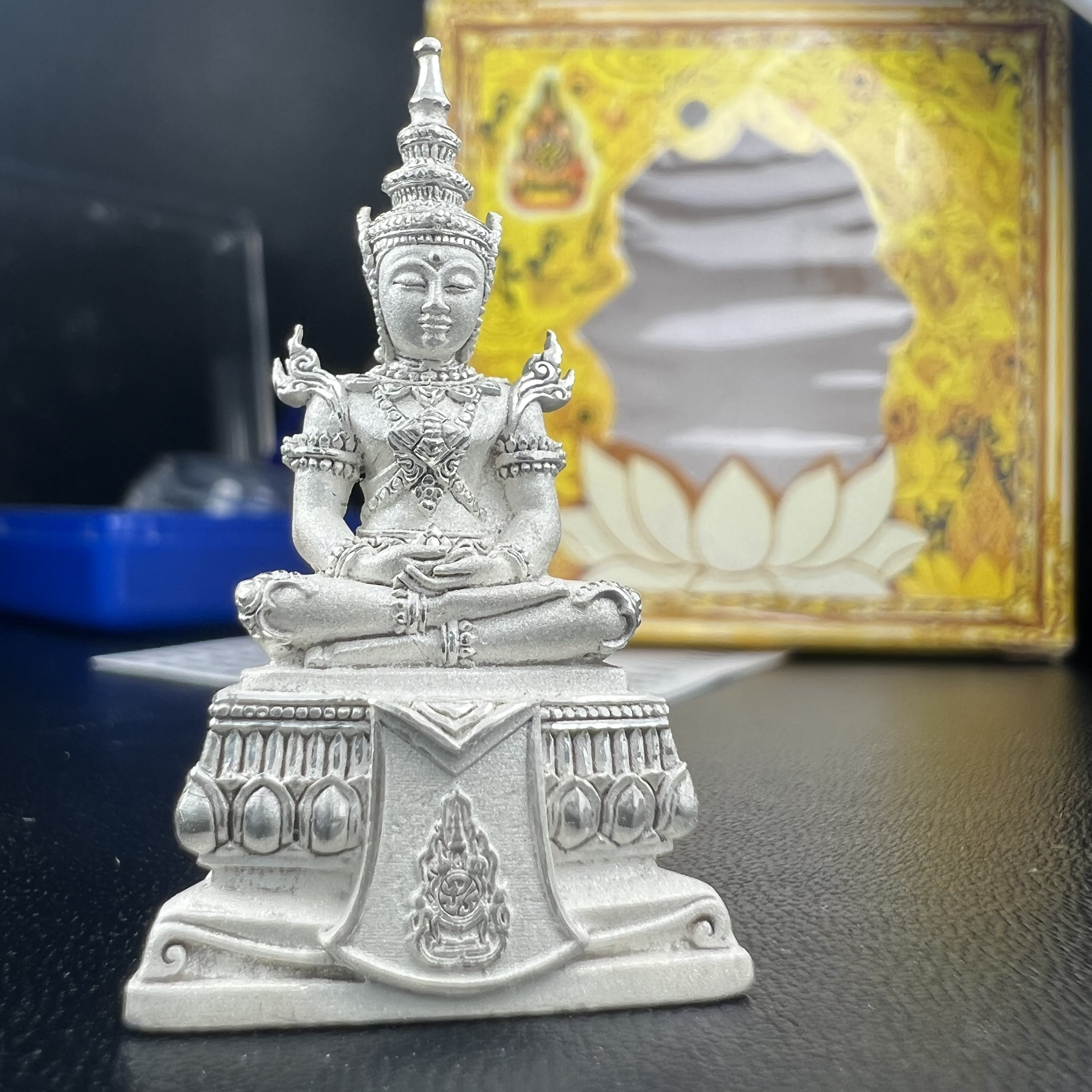 พระแก้วมรกต(จำลอง)ลอยองค์ ขนาดหน้าตัก 1/2 นิ้ว ทรงเครื่องฤดูร้อน เนื้อเงิน ตราสัญลักษณ์ฉลองสิริราชสมบัติ ครบ 60 ปี พ.ศ.2549(สภาพสวย ครบ สมบูรณ์))