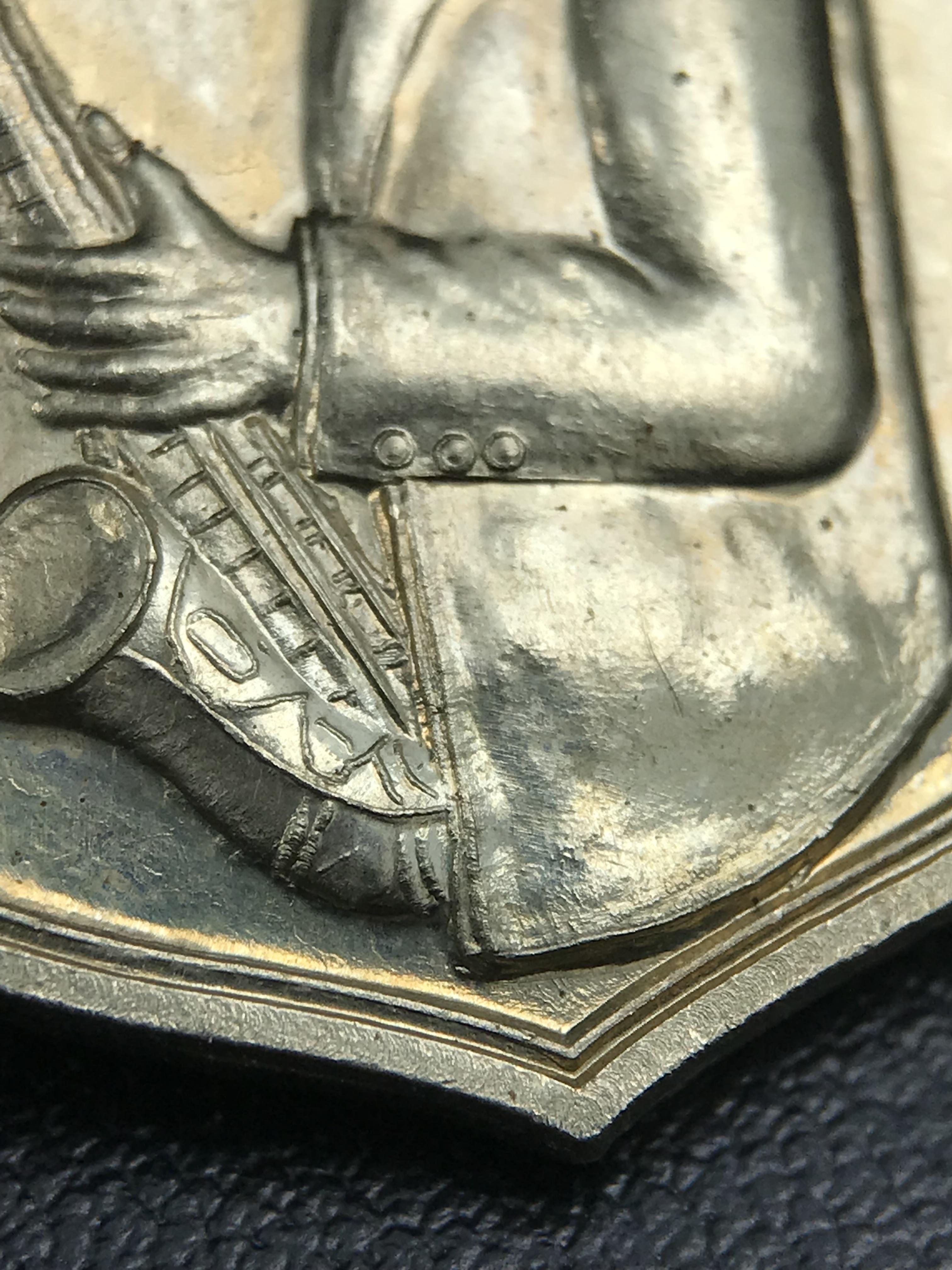 เหรียญครอบครูช่างหลวง(ในหลวงทรงดนตรี) เนื้ออัลปาก้า ปี 2550(หายาก)สุดยอดแห่งความหายากมีหมุนเวียนให้เห็นน้อยมากเป็นอีกหนึ่งรุ่นยอดนิยมของเสด็จพ่อร.9เหรียญนี้สวยมากผิวน้ำทองทั่วทั้งเหรียญ