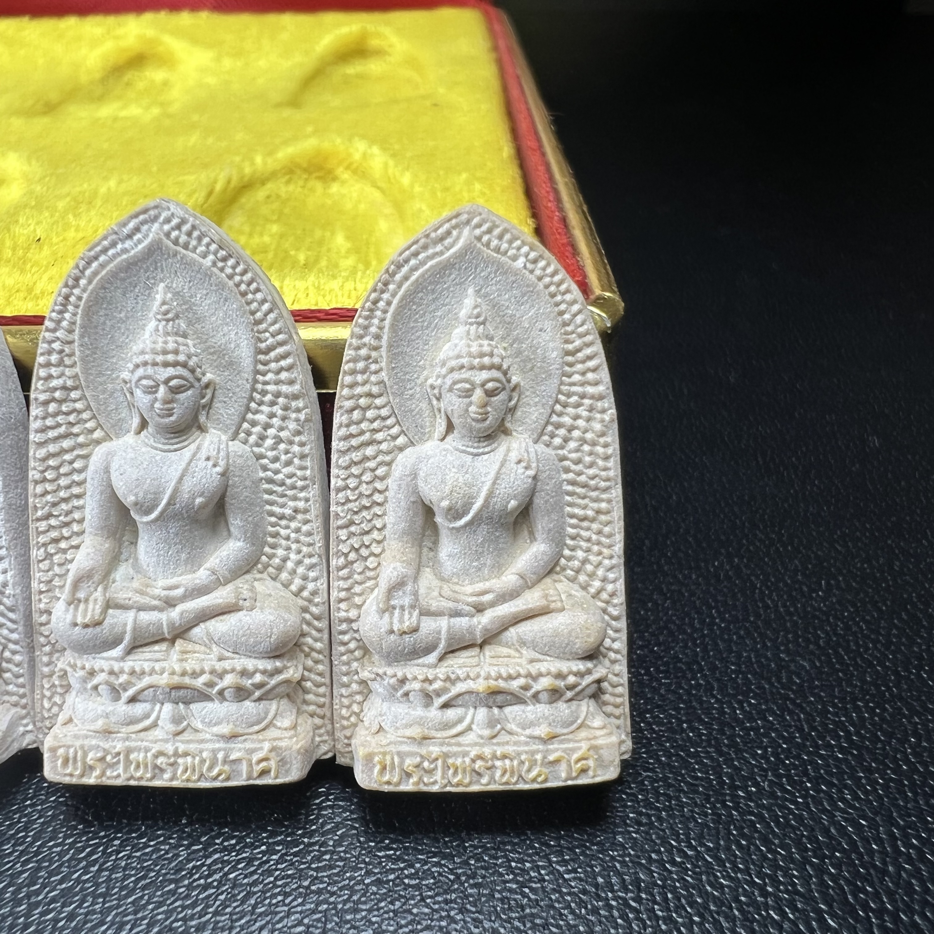 พระไพรีพินาศ ภปร. ครบ 5 รอบ ร.9 ปี 2530(เนื้อผงพิมพ์ใหญ่) ชุดกรรมการ บรรจุจำนวน 10 องค์ ในกล่อง ตราสัญลักษณ์ ภปร.(ในหลวงรัชกาลที่9เสด็จในพิธีเจิมพระสุหร่าย)พระดี พิธีใหญ่ ประกอบพิธีพุทธาภิเษกพร้อมกับพิธีพระกริ่งปวเรศ ปี2530 วัดบวรนิเวศวิหาร(1 ใน 15 ชุด)