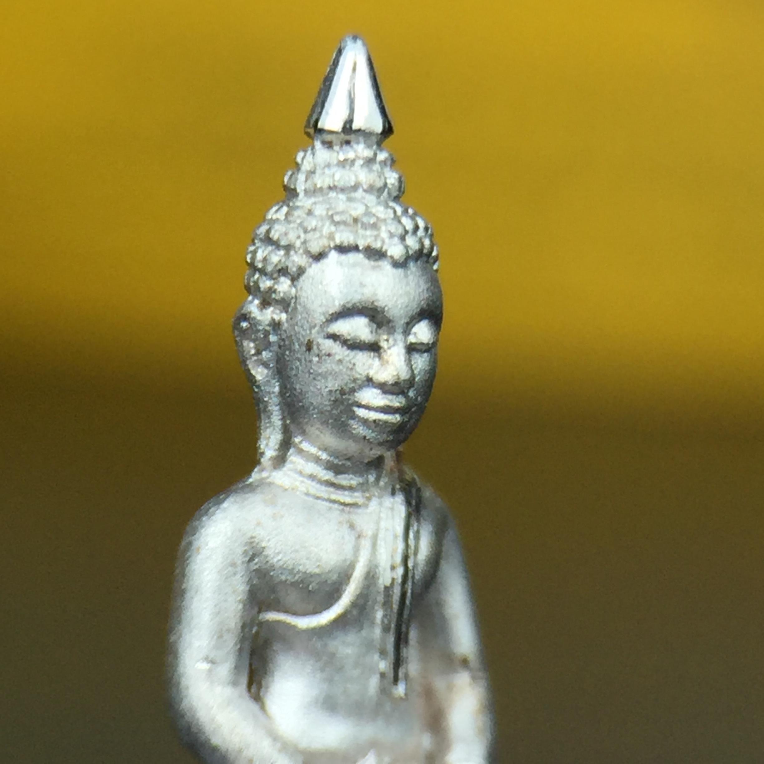 พระพุทธโสธร คุ้มเกล้าฯ ภปร.(ใต้ร่มพระบารมี คุ้มเกล้า) 60ปี รพ.ภูมิพลฯ พ.ศ.2552 เนื้อเงิน ชุบทองคำขาว(ลอยองค์พิมพ์ เล็ก ขนาด 11.5*10.5 มม.) 1 ใน 20000 องค์