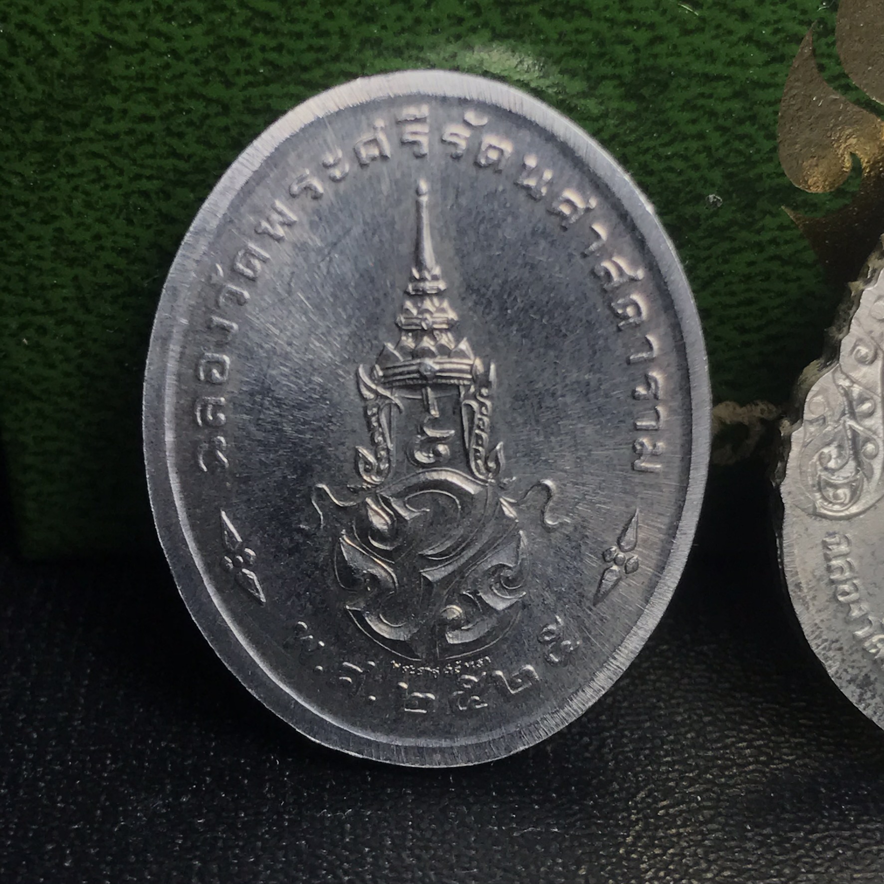 เหรียญพระแก้วมรกตหลัง ภปร ฉลองกรุงรัตนโกสินทร์ครบ 200 ปี พ.ศ.2525 เนื้อเงินกล่องบรรจุเดิมครบ3พิมพ์(บล็อกพระราชศรัธา)(ในหลวงรัชกาลที่9 เสด็จในพิธี)