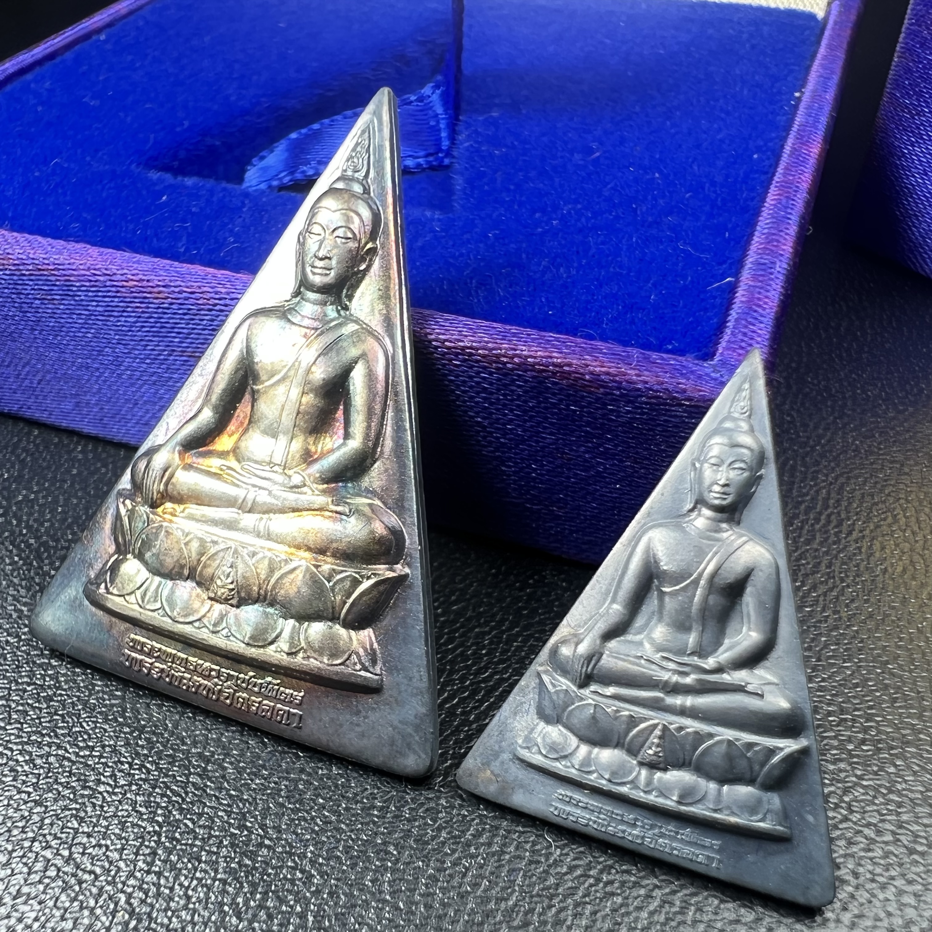 พระพุทธนวราชบพิตร พระพิมพ์จิตรลดา โครงการหลวง ปี2539 (พิมพ์ใหญ่+พิมพ์เล็ก) เนื้อเงินผิวเดิมขึ้นสีรุ่ง สวย แบบนิยมพร้อมกล่องบรรจุเดิม พิธีใหญ่ ปลุกเสกวัดพระแก้ว(1ชุด 2 องค์)