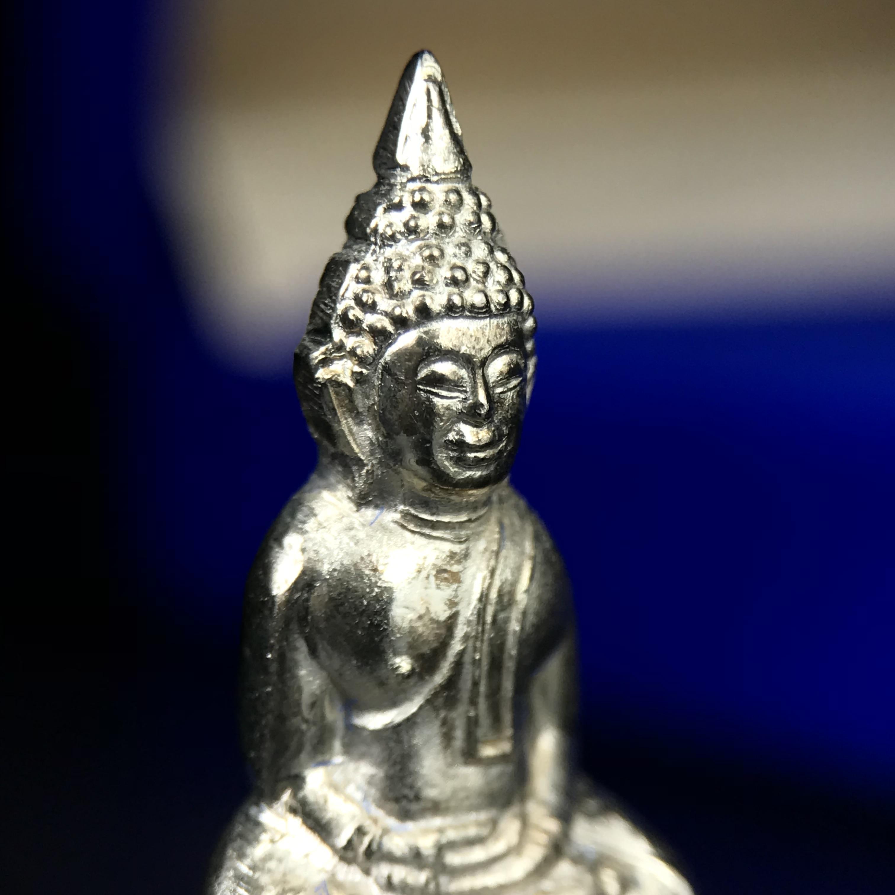 พระกริ่งหลวงพ่อโสธร ภปร. รุ่นกาญจนาภิเษก จัดสร้างในมงคลวโรกาสที่พระบาทสมเด็จพระเจ้าอยู่หัวรัชกาลที่9 เสด็จเถลิงถวัลย์สิริราชสมบัติ ครบ 50 ปี ในพุทธศักราช 2539 เนื้อเงิน(ผิวเดิมสวย)(พิธีใหญ่เข้มขลัง)1 ใน 9950 องค์