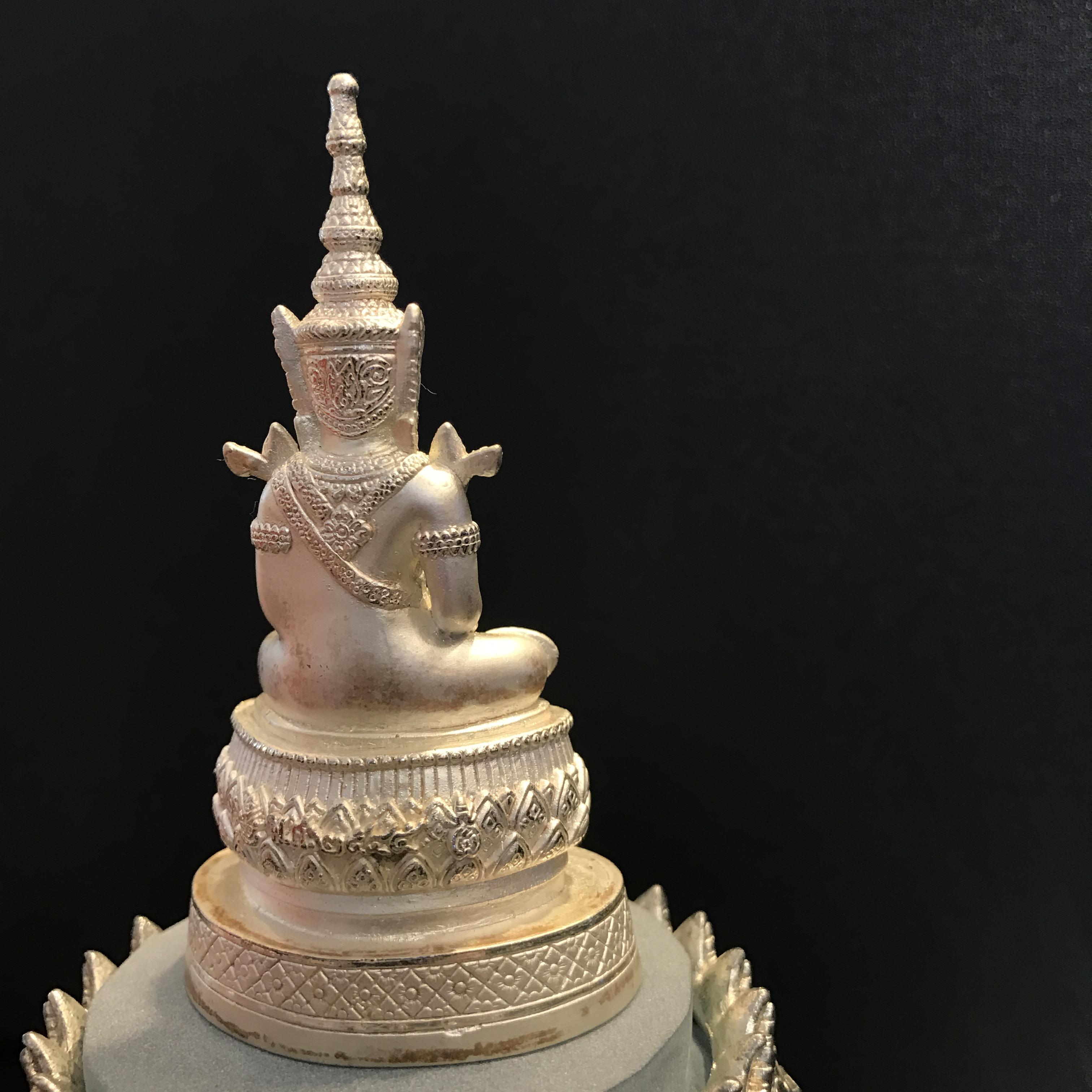 พระแก้วมรกต ภปร(รุ่นแรก) ปี45 รุ่นฉลองกรุงรัตนโกสินทร์ครบ 220 ปี หล่อลอยองค์ เนื้อเงิน ขนาดบูชา 50*90 มม. พร้อมฐานวางครอบแก้วเดิมครบสมบูรณ์(สวยงามและหายากมาก)