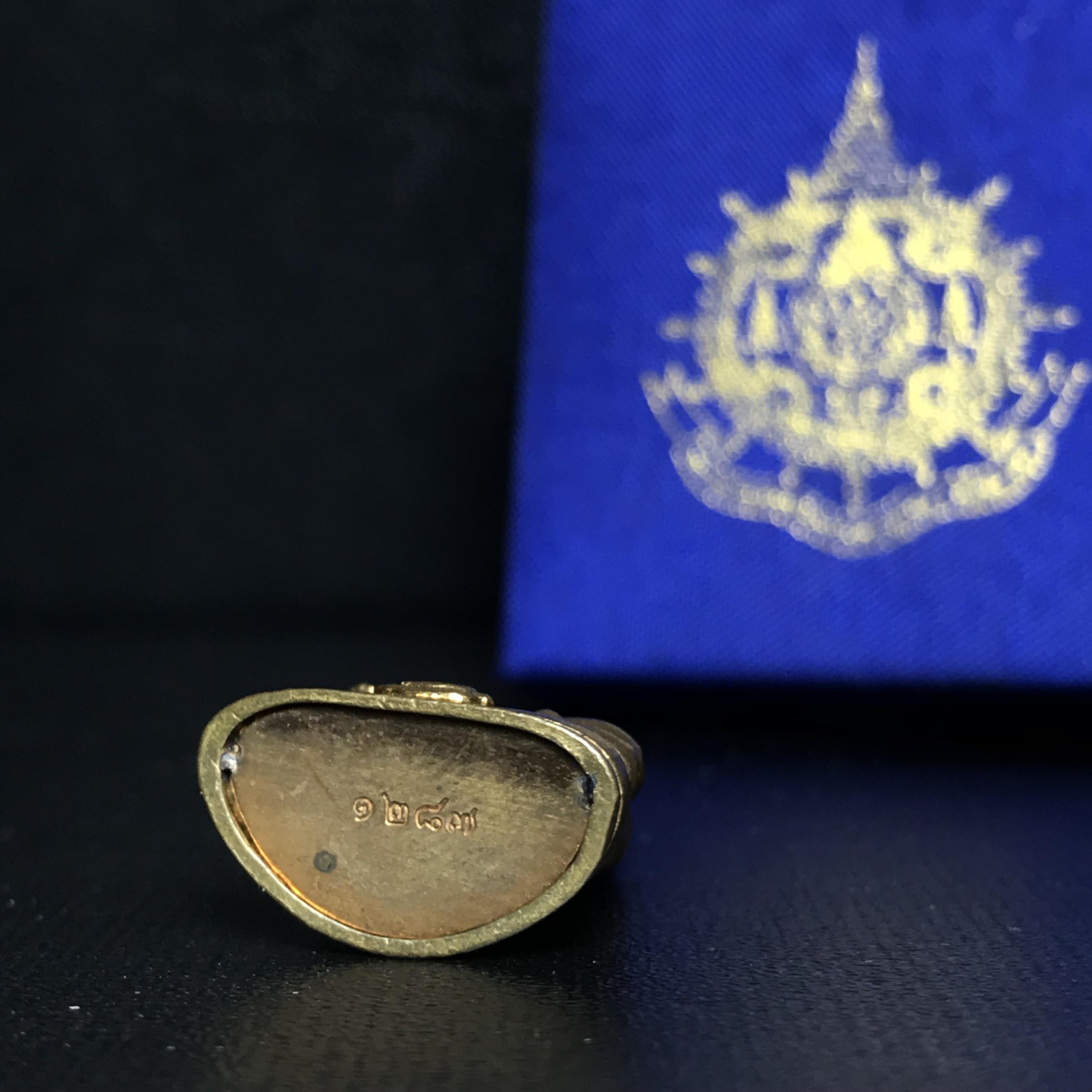 พระกริ่งไพรีพินาศ เฉลิมพระเกียรติ พระบาทสมเด็จพระเจ้าอยู่หัวรัชกาลที่9 พระชนมพรรษา 6 รอบ ปี2542เนื้อสัมฤทธิ์(บรรจุเหล็กไหล)ดีนอก-ดีใน