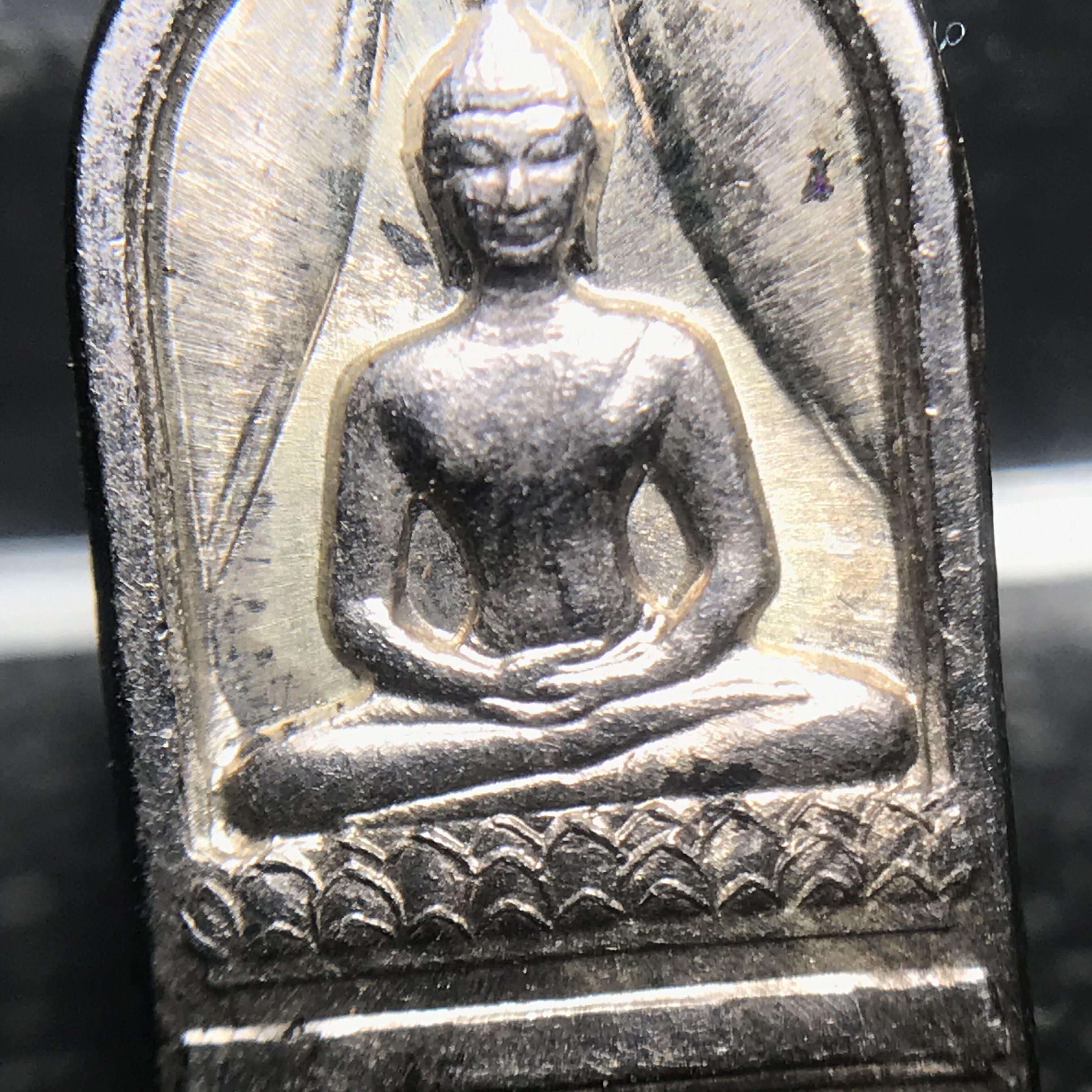 พระปรกใบมะขาม พระพุทธสิหิงค์ ภปร. ธรรมศาสตร์ 50ปี เนื้อเงิน(คัดสภาพสวยหายาก)(ในหลวงรัชกาลที่9 เสด็จเททอง)(พระปรกใบมะขาม ภปร. รุ่นแรก)(คัดสภาพสวยคมชัด ผิวเดิม)หายาก