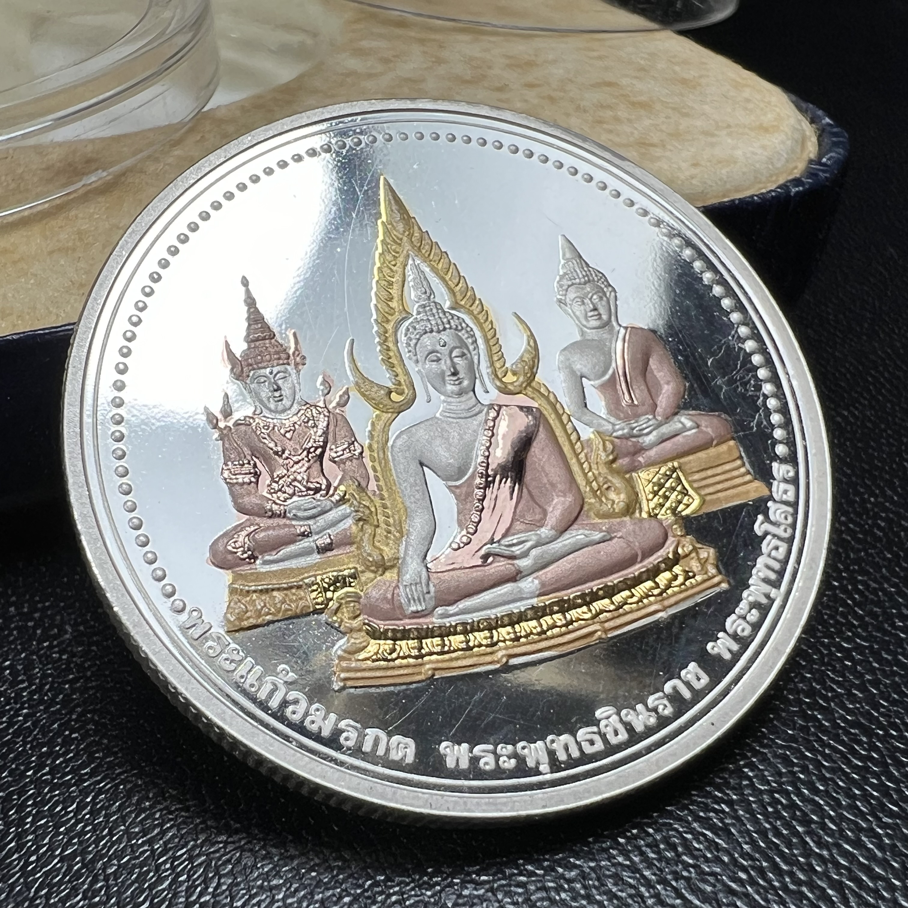 เหรียญพระแก้วมรกต พระพุทธชินราช พระพุทธโสธร รุ่นพุทธบารมี ปี 2540 เนื้อเงินขัดเงา 99.9% ชุบ 3 กษัตริย์ พร้อมกล่องบรรจุเดิม พิธีพุทธาภิเษก 2 พิธี มหามงคล (พระพุทธคู่บ้านคู่เมือง รูปแบบเหรียญสวยงดงามมาก พิธีใหญ่ เป็นที่นิยม)สร้างน้อยหายาก 1 ใน 500 เหรียญ