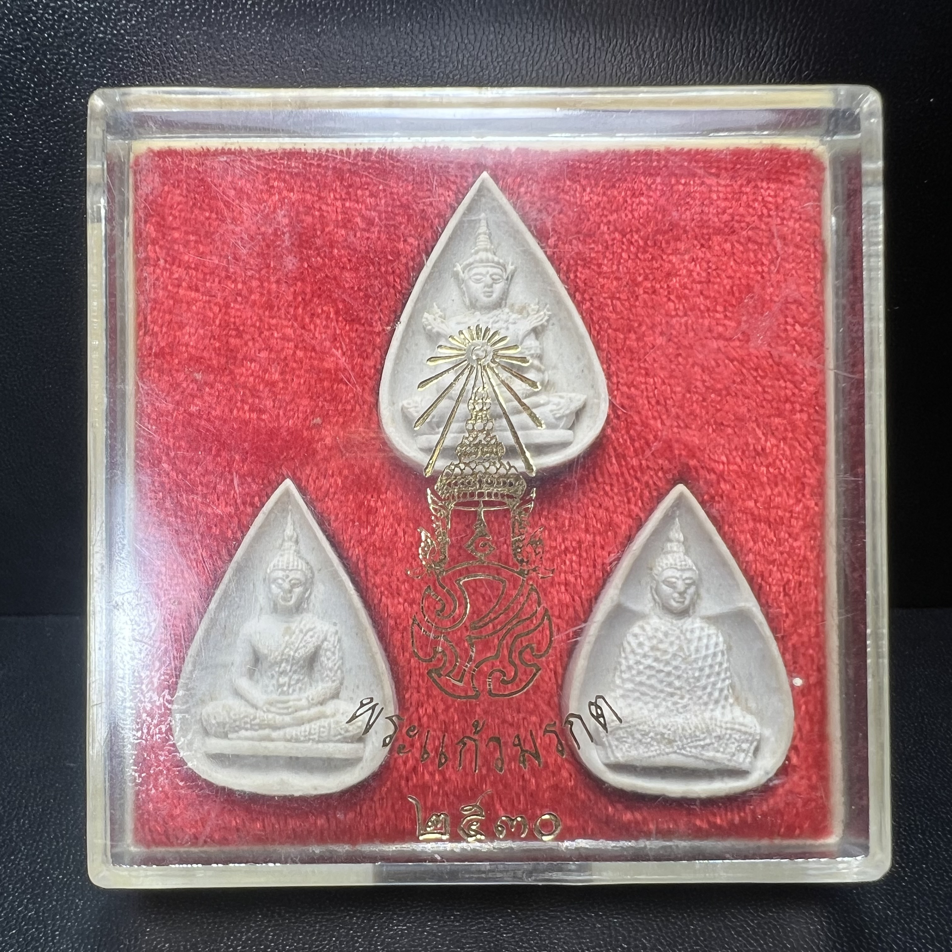 พระแก้วมรกต หลัง ภปร. เนื้อผง ปี2530 พระดี พิธีใหญ่ ประกอบพิธีพุทธาภิเษกพร้อมกับพิธีพระกริ่งปวเรศ ปี2530 วัดบวรนิเวศและวัดพระแก้ว(ครบชุดสามฤดูกล่องเดิมครบ)หายาก