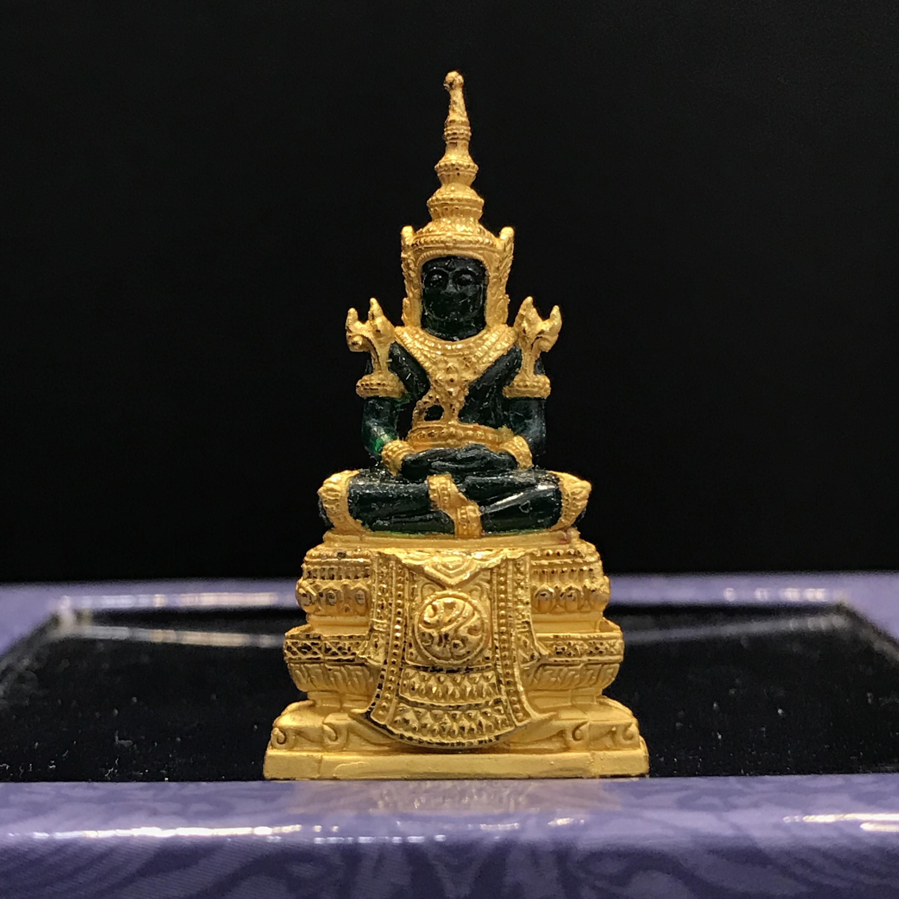 พระแก้วมรกตลอยองค์ ภปร.หน้าตัก 1/2 นิ้ว จัดสร้างโดย รพ.ภูมิพลฯ ปี2547 เนื้อเรซินหุ้มทองคำ