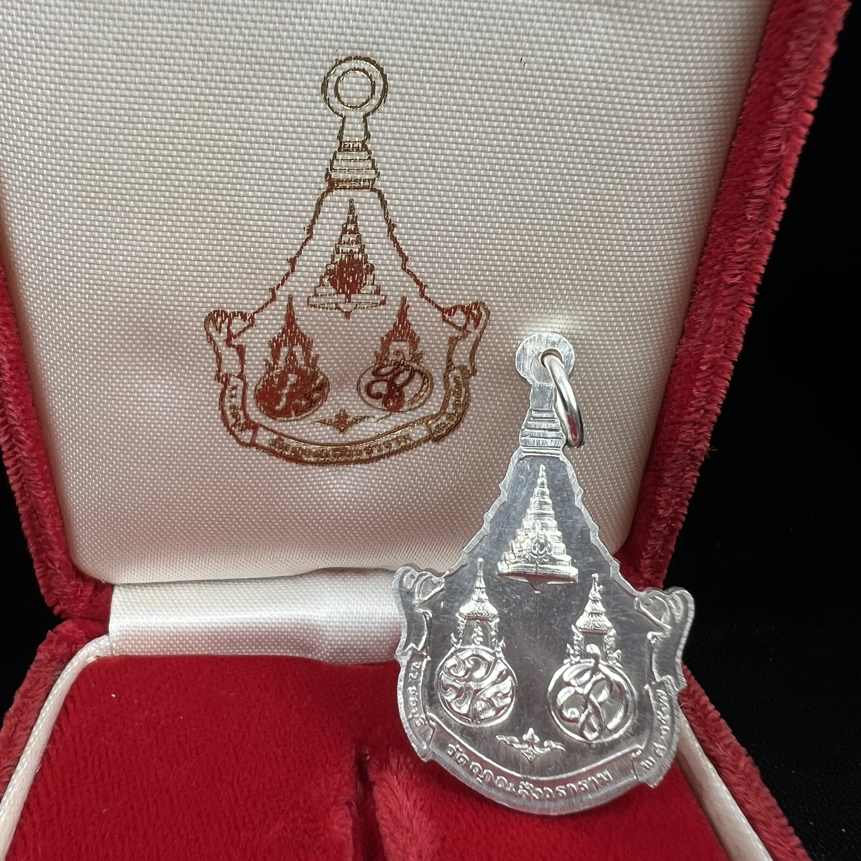 เหรียญพระพุทธญาณนเรศวร์ รุ่นแรก หลังพระปรมาภิไธย ภปร.และ สก.วัดญาณสังวราราม จ.ชลบุรี ปี 2527 เนื้อเงิน(ผิวขาว สวย ใส)ขนาด 2.3 x 3.8 ซม. พร้อมกล่องกำมะหยี่เดิมครบสมบูรณ์ สมเด็จพระญาณสังวร ประธานในพิธีมหาพุทธาภิเษก(เนื้อเงินพบเจอน้อย หายาก)