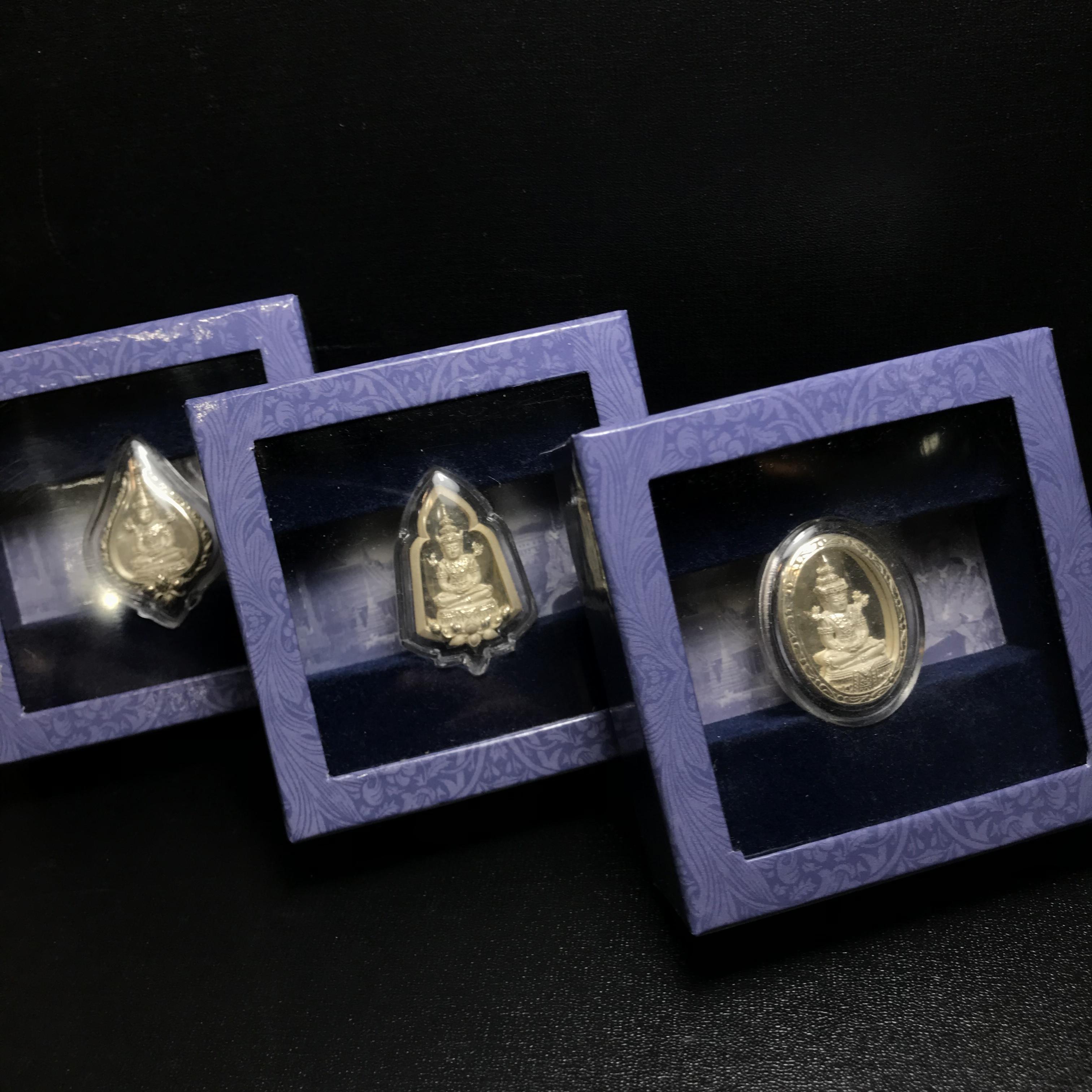 พระแก้วมรกต ภปร. ปี2547 จัดสร้างโดย รพ.ภูมิพลฯ เนื้อเงิน เหรียญทรงดอกบัว+เหรียญทรงซุ้ม+เหรียญทรงกลมรี(ครบ3พิมพ์ชุดเหรียญเนื้อเงิน)(1ใน3000องค์)