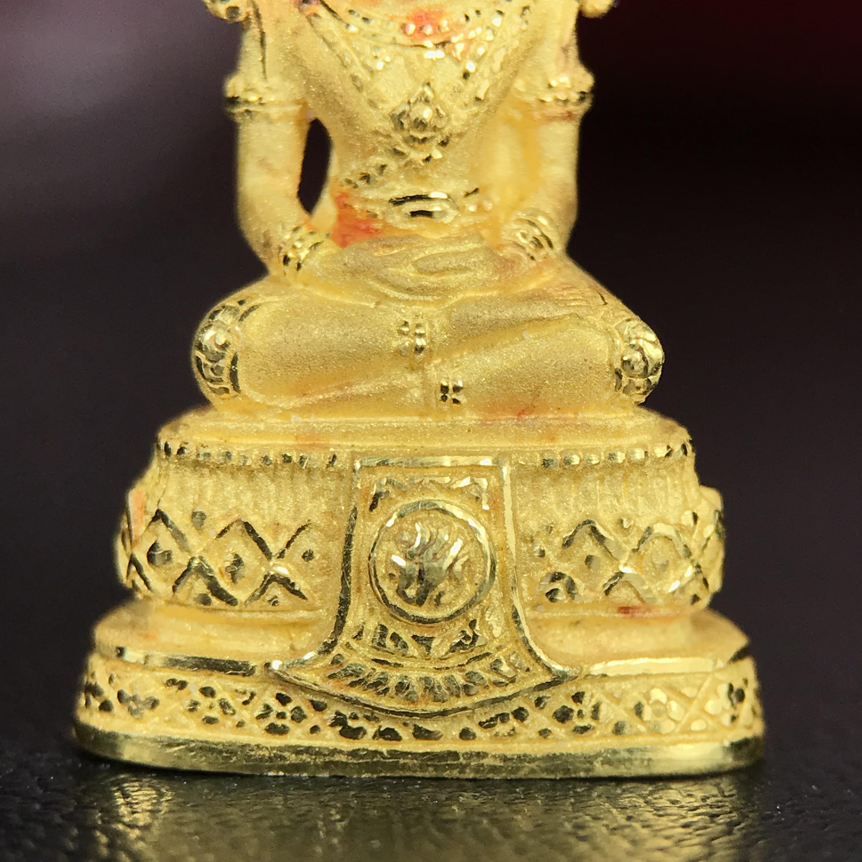 พระแก้วมรกต ภปร.(รุ่นแรก) ปี2545 จัดสร้างในมหาวโรกาส พระบาทสมเด็จพระเจ้าอยู่หัวรัชกาลที่ 9 ครบรอบ 75 พรรษา และฉลองกรุงรัตนโกสินทร์ครบ 220 ปี พิมพ์ลอยองค์เล็ก เนื้อทองคำบริสุทธิ์ 96.5%(6.5กรัม) ขนาด 10*19 มม. พร้อมกล่องเดิมสวยครบสมบูรณ์(1ใน2000องค์)หายาก