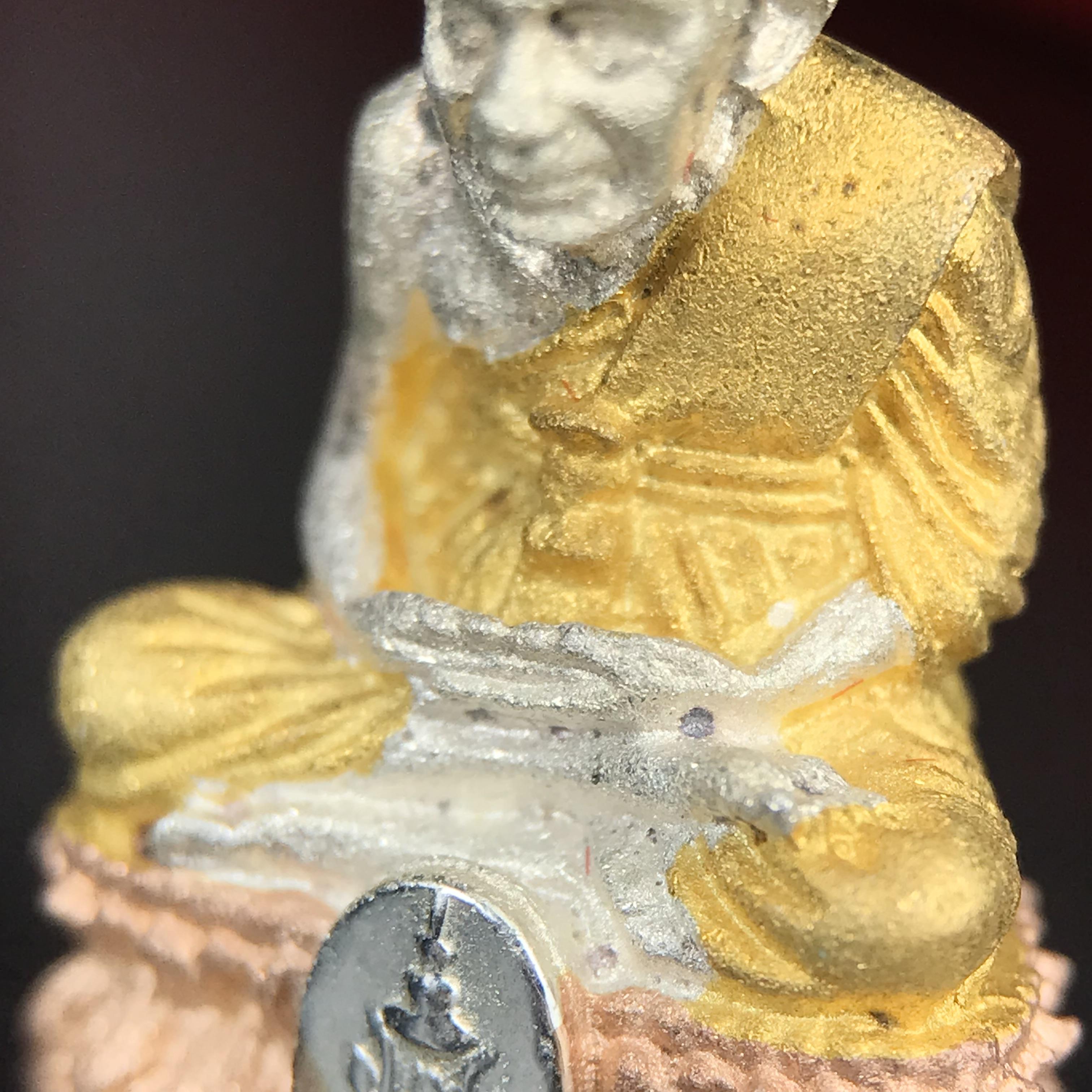 สมเด็จหลวงปู่ทวด วัดช้างให้ รุ่น เฉลิมพระเกียรติ ตราสัญลักษณ์ มวก. พิมพ์ลอยองค์เนื้อเงิน-สามกษัตริย์ ปี 2544 พิธีพุทธาภิเษกใหญ่ ณ อุโบสถวัดช้างให้และอุโบสถวัดพระศรีรัตนศาสดาราม ( วัดพระแก้ว )โดยนิมนต์เกจิชื่อดังสายใต้ทั้งหมดจำนวน 108 รูป