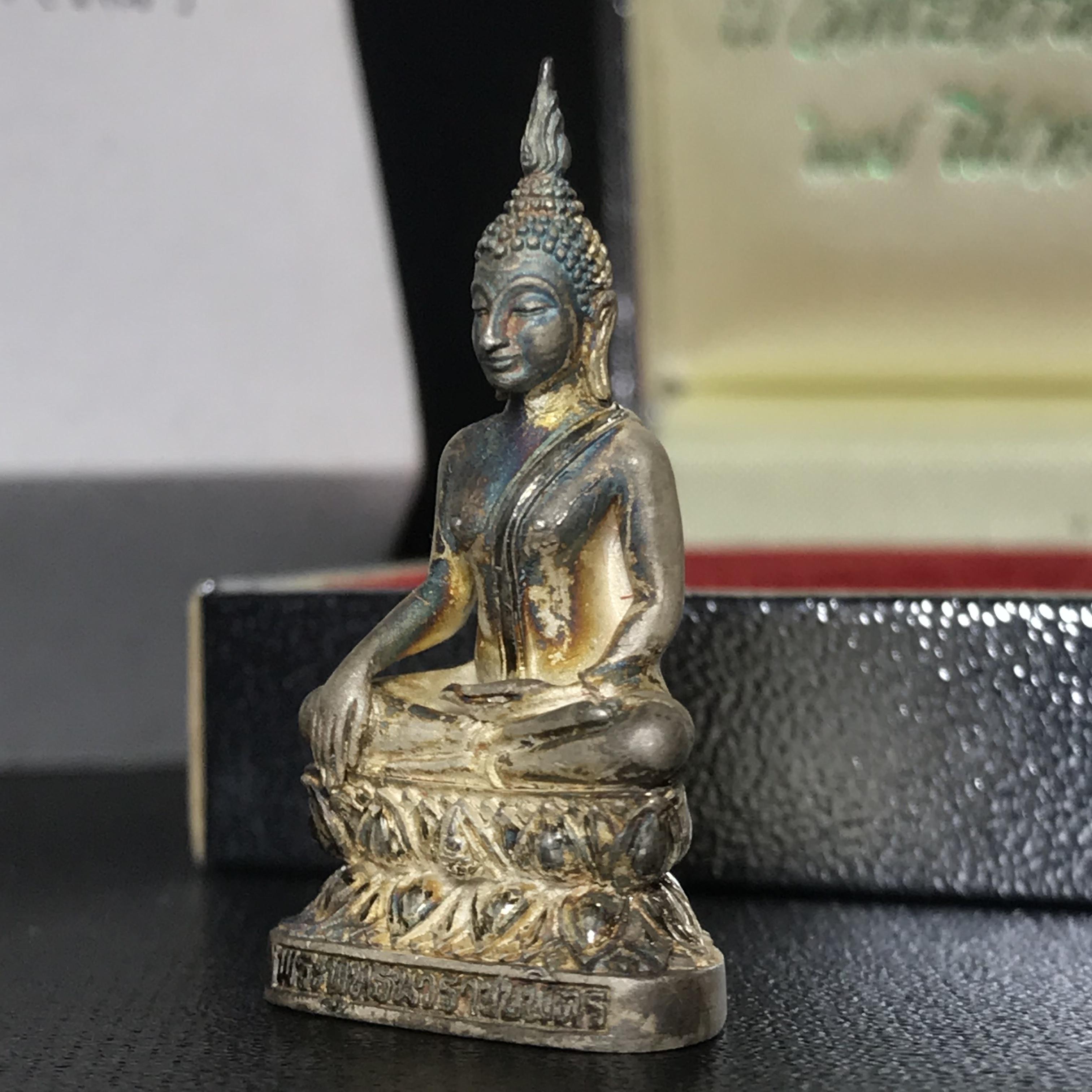 พระกริ่งพระพุทธนวราชบพิตร ครองสิริราชสมบัติครบ 50 ปี พ.ศ.2540 เนื้อเงินผิวเดิมๆขึ้นสีรุ้งธรรมชาติแบบนิยม(หายาก)พร้อมกล่องบรรจุเดิมครบสมบูรณ์