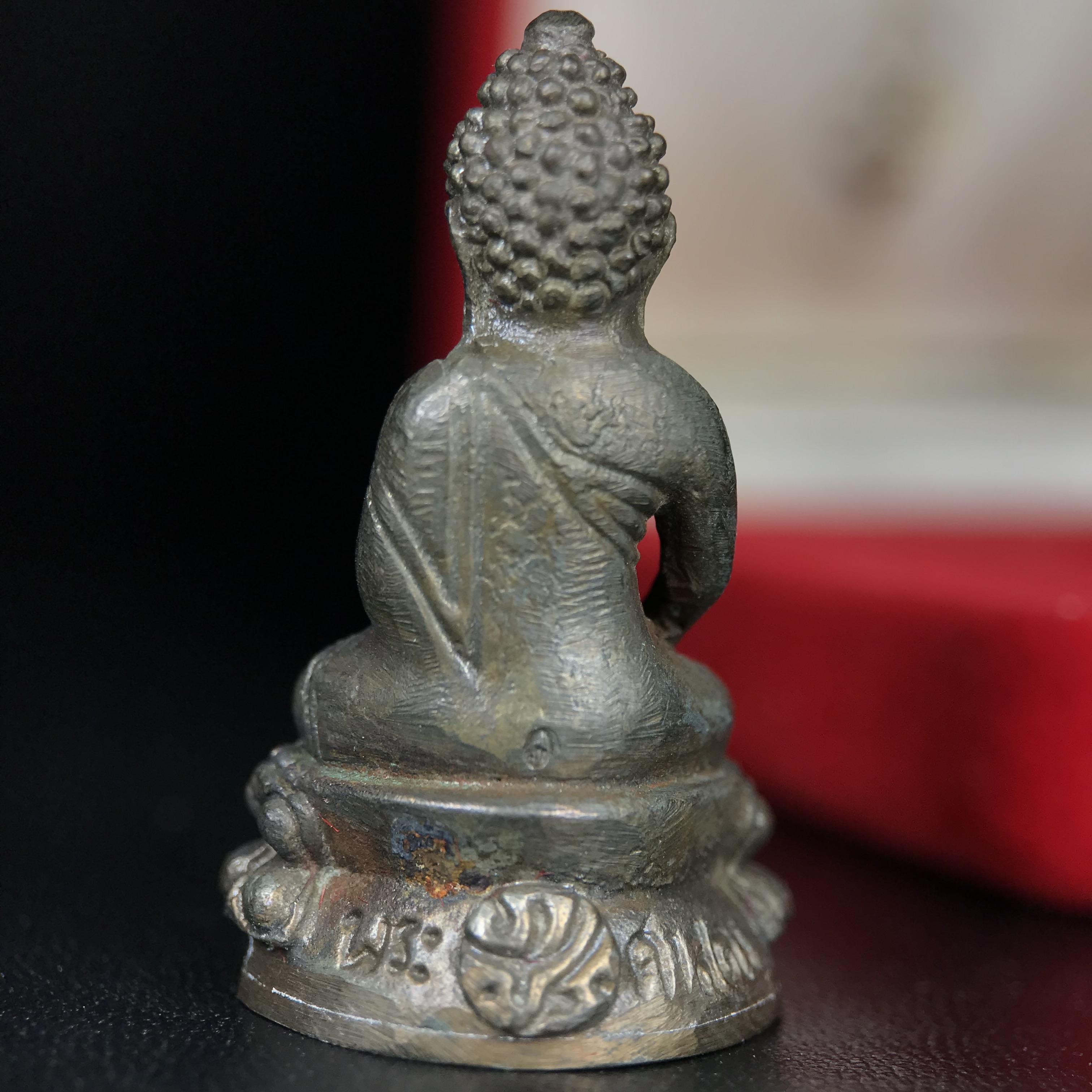 พระกริ่งศาสดา ภปร. วัดบวรนิเวศวิหาร ปี 2532 จัดสร้างในโอกาสสองทศวรรษรามาธิบดี เพื่อศูนย์การแพทย์สิริกิติ์ เนื้อนวโลหะ(ผิวเดิมสวยงาม) (พิธีใหญ่ มวลสารมงคล สวยงามเข้มขลัง)สมเด็จพระญาณสังวร สมเด็จพระสังฆราชฯเสด็จเททอง***ตอกโค๊ตหมายเลข ๑๑๑๖***