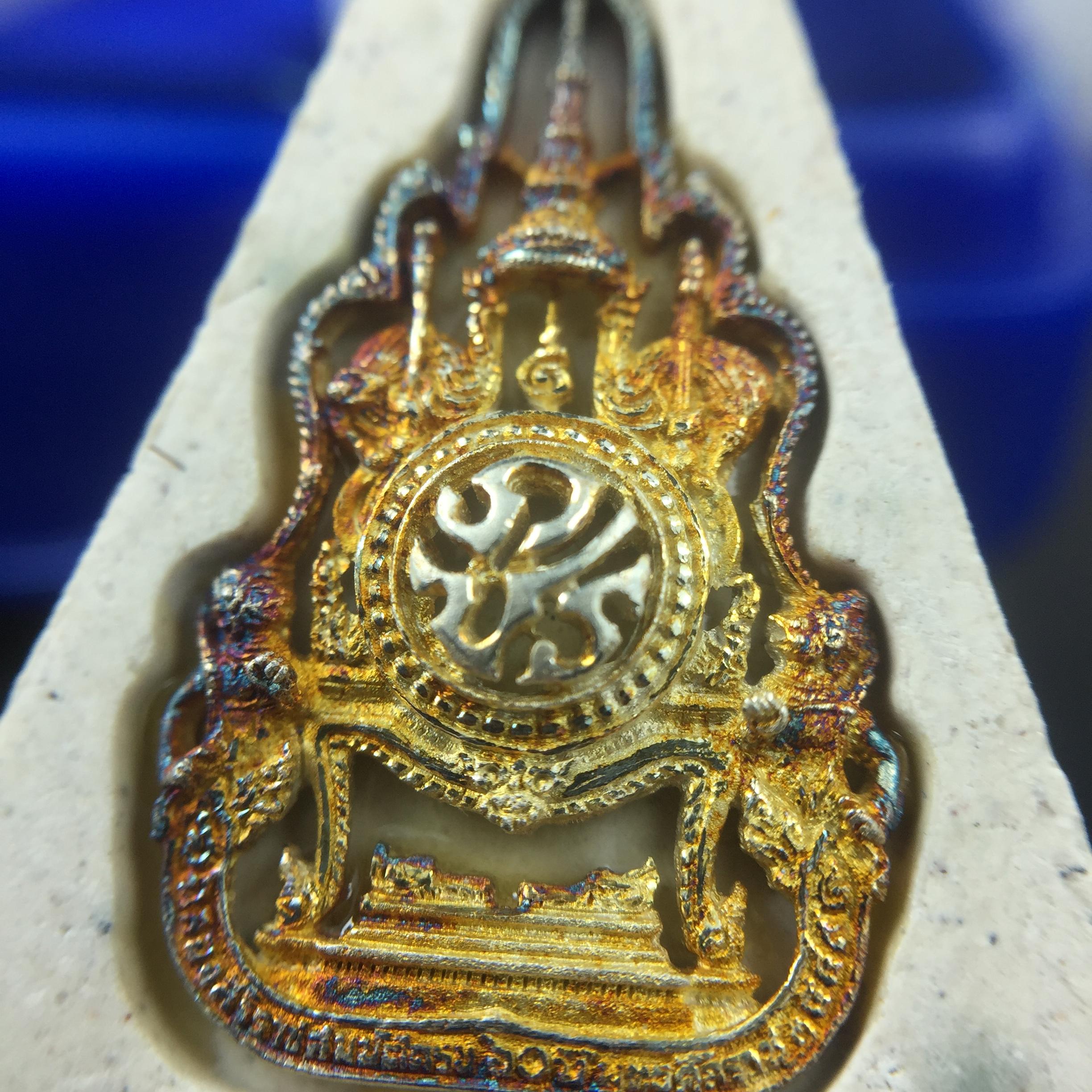 พระแก้วมรกต(จำลอง)ทรงเครื่องฤดูร้อน พระผงบูชา ด้านหน้าปิดทอง ด้านหลังตราฉลองสิริราชสมบัติครบ 60ปี เนื้อเงินขึ้นสีรุ้งธรรมชาติสร้างสรรค์งดงาม(รุ่นนี้ได้พระราชทานเส้นพระเจ้า(เส้นผม)รัชกาลที่9ในการจัดสร้าง)***องค์นี้พิเศษมองเห็นเส้นผมติดอยู่ด้านหลังชัดเจน***