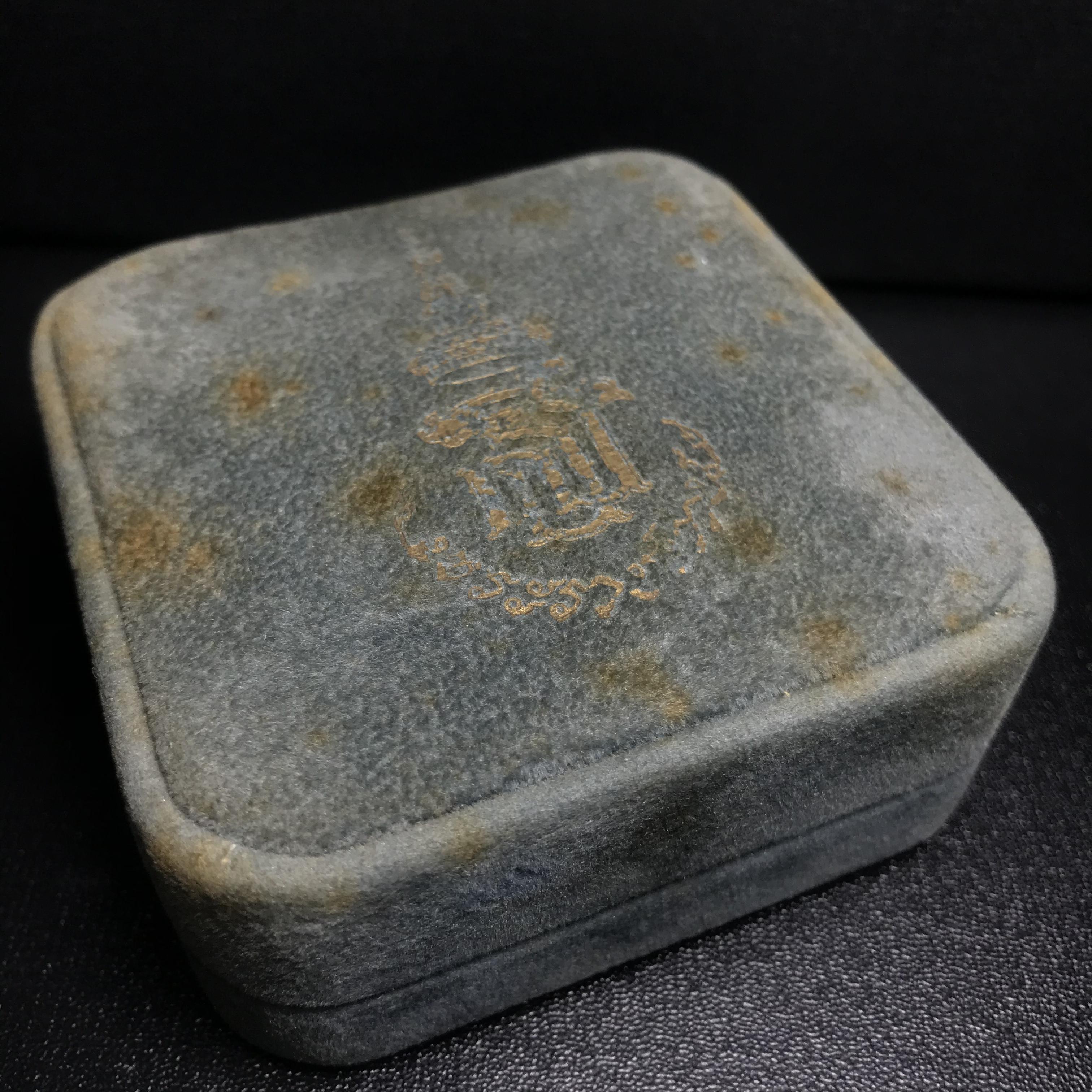 พระกริ่งพระพุทธนวราชบพิตร ครองสิริราชสมบัติครบ 50 ปี พ.ศ.2540 เนื้อทอง93 ชุดพระราชทาน(หายาก)