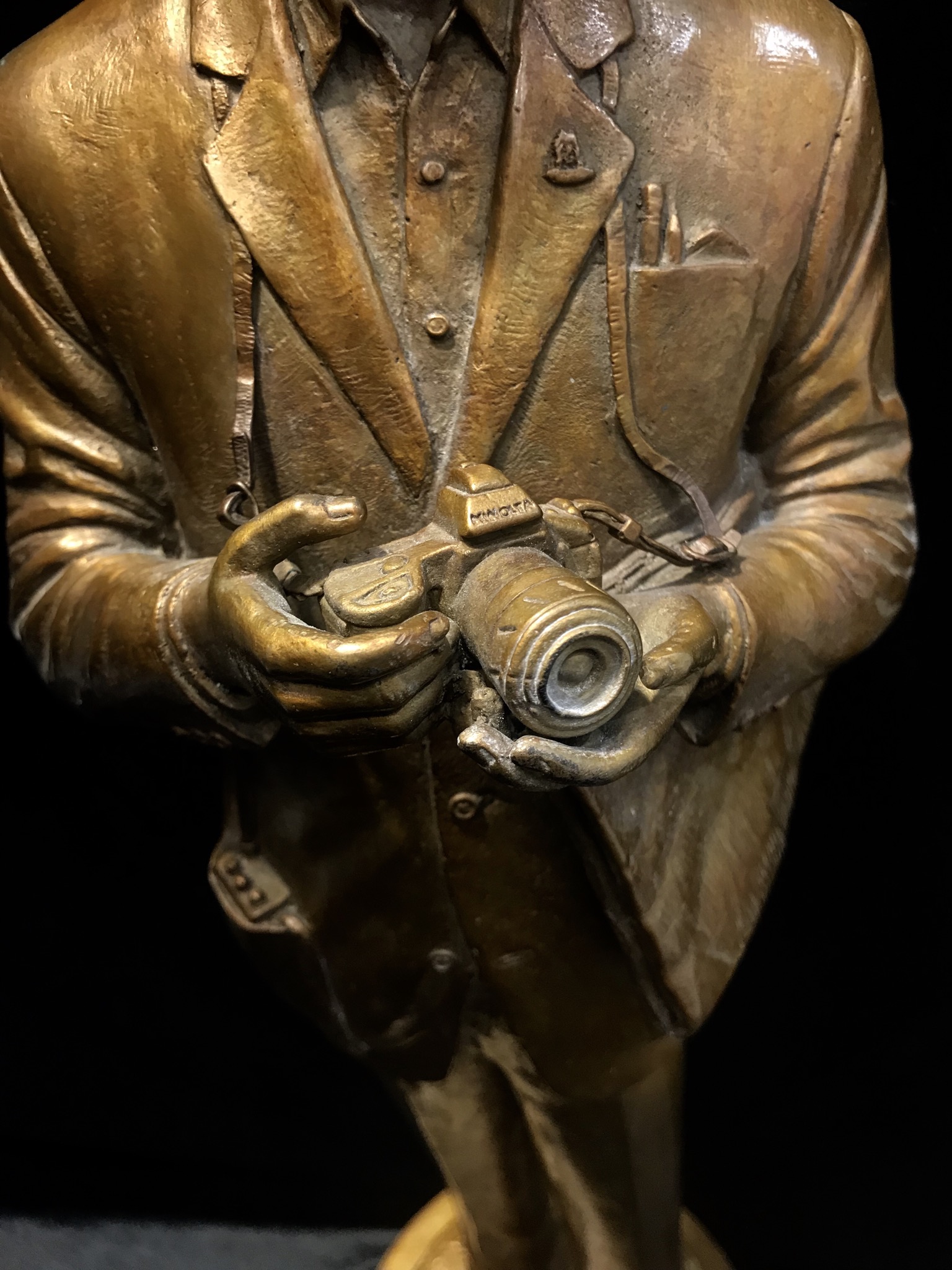 รูปหล่อพระบรมรูปพระบาทสมเด็จพระเจ้าอยู่หัว “ทรงงาน” เนื่องในโอกาสเฉลิมพระชนมพรรษา 86 พรรษา 5 ธันวาคม 2556 (ในหลวงท่านทรงดำริให้จัดสร้าง และ ตรวจงานด้วยพระองค์เอง)