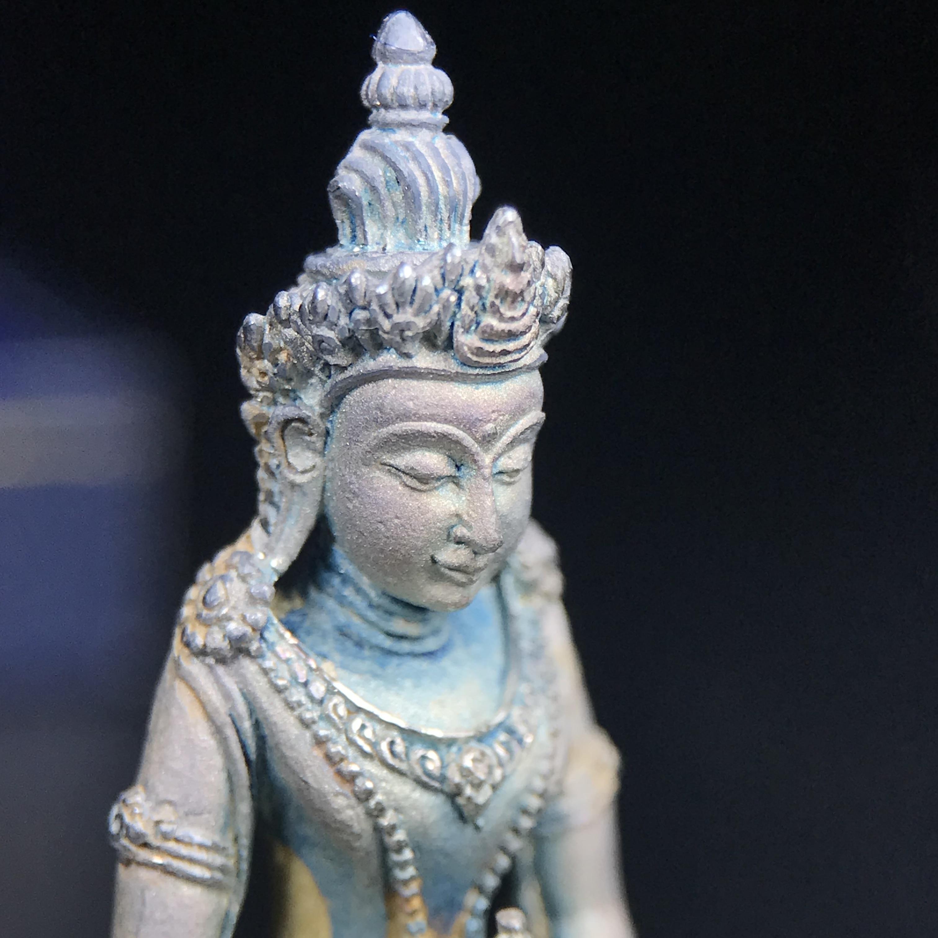 พระกริ่งอวโลกิเตศวร ( เจ้าแม่กวนอิม ) วัดโพธิ์แมนคุณาราม รุ่นอุดมโภคทรัพย์ ปี 2539 เนื้อเงินพ่นทราย(ผิวเดิม ขึ้นสีรุ้งธรรมชาติ แบบนิยม เสน่ห์ของพระเนื้อเงิน)(พร้อมกล่องบรรจุเดิม)(อีกหนึ่งรุ่นยอดนิยม พุทธศิลป์สวยงดงาม)หายาก 1 ใน 5000 องค์*องค์หมายเลข ๒๑๖๒*