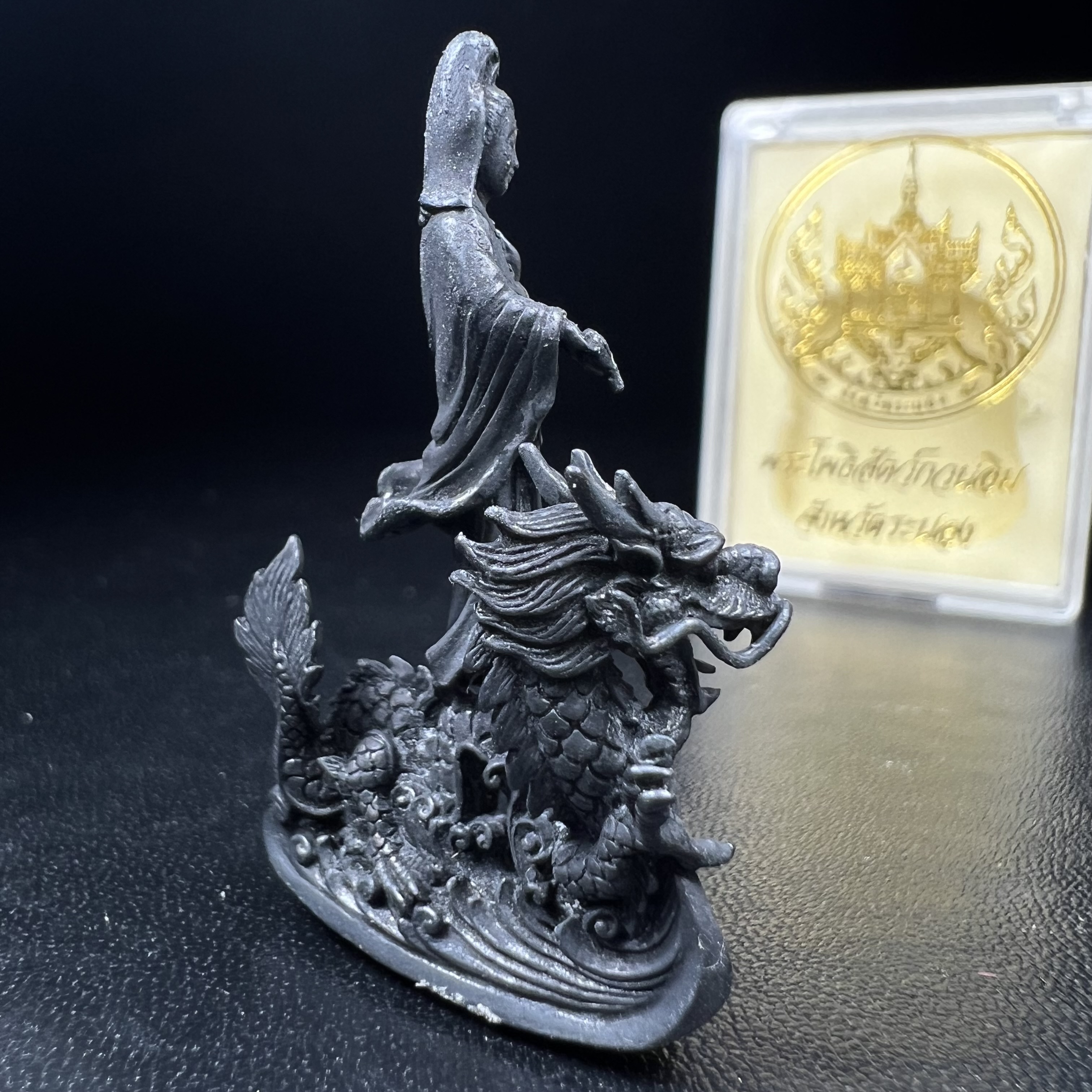 รูปหล่อลอยองค์พระโพธิสัตว์กวนอิม ทรงประทับมังกร จ.ระนอง พ.ศ.2539 เนื้อนวโลหะ พิมพ์ใหญ่(สวยงดงาม เข้มขลัง ทรงคุณค่า) เฉลิมฉลองในวโรกาสที่พระบาทสมเด็จพระเจ้าอยู่หัวทรงครองสิริราชสมบัติครบ 50 ปี(องค์หมายเลข๘๘๗๒)