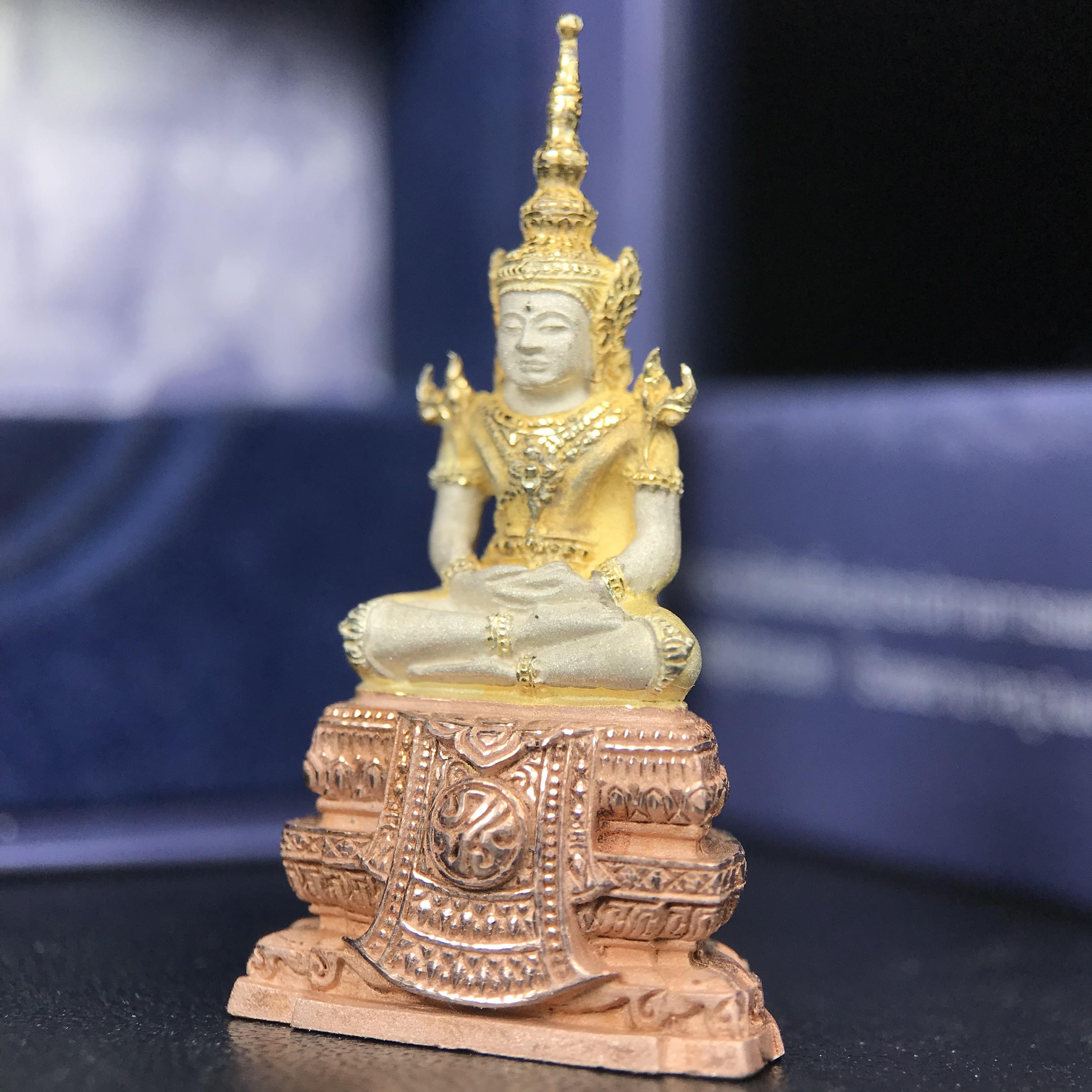 พระแก้วมรกต ภปร. ปี 2547 จัดสร้างโดยโรงพยาบาลภูมิพลอดุลยเดช เนื้อเงิน(3 กษัตริย์) ลอยองค์ หน้าตัก 1/2 นิ้ว สูง 3.7 ซม.พิธีมหามังคาภิเษก ณ พระอุโบสถวัดพระศรีรัตนศาสดาราม(วัดพระแก้ว) งดงามทรงคุณค่าอีกหนึ่งรุ่นยอดนิยม หายาก(องค์หมายเลข ๒๑๒๒)