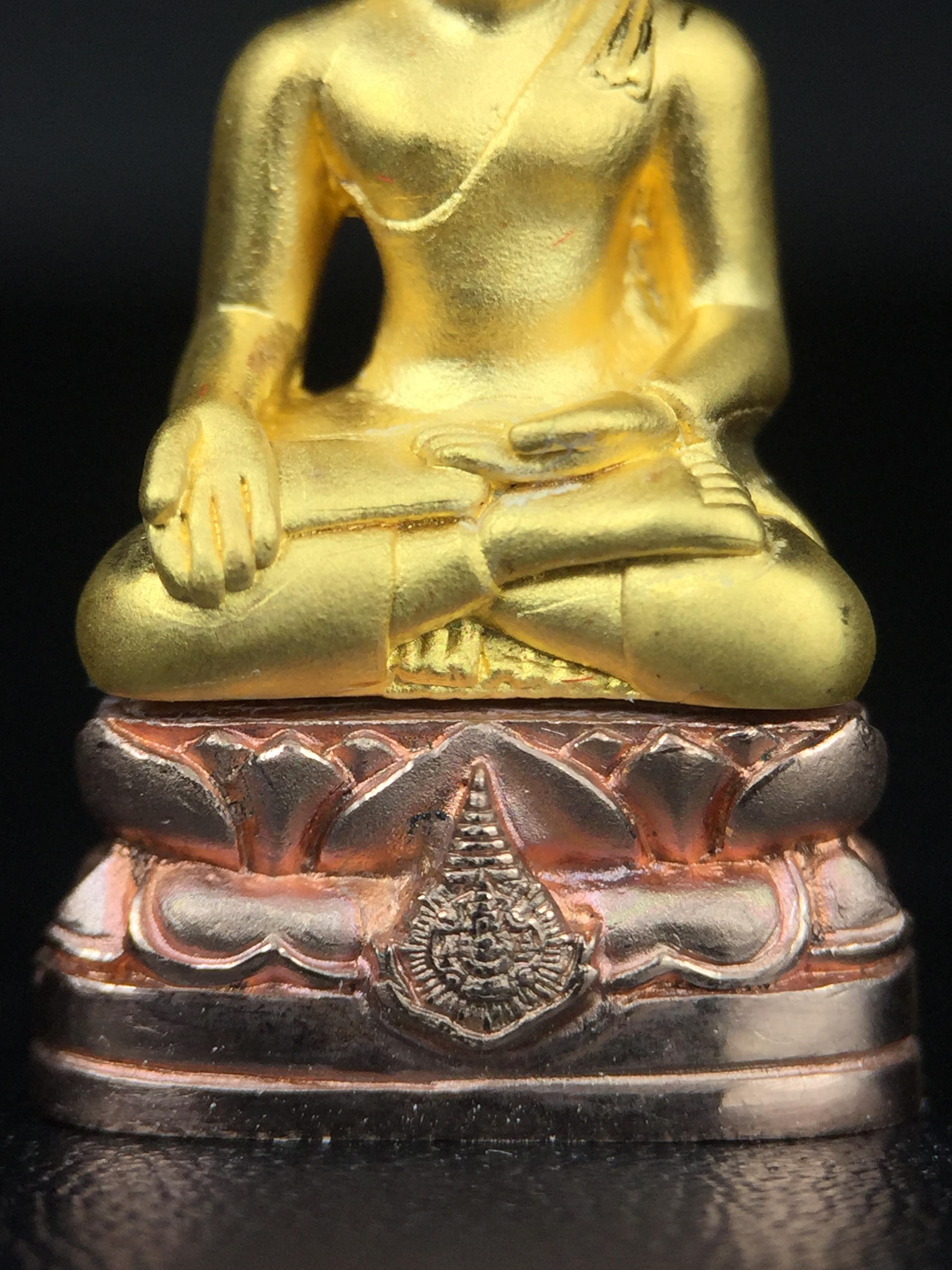 พระไพรีพินาศ รุ่นมหามงคล 72 พรรษา (6 รอบ) ในหลวงรัชกาลที่9 ปี2542 พิมพ์ใหญ่ เนื้อทองคำบริสุทธิ์ 99.9% (ฐานเนื้อนาค)แบบพ่นทรายขัดเงาบางส่วน(สภาพสวยเดิมกล่องบรรจุเดิมครบสมบูรณ์)องค์พิเศษกรรมการ(พบเจอน้อยหายากมาก)