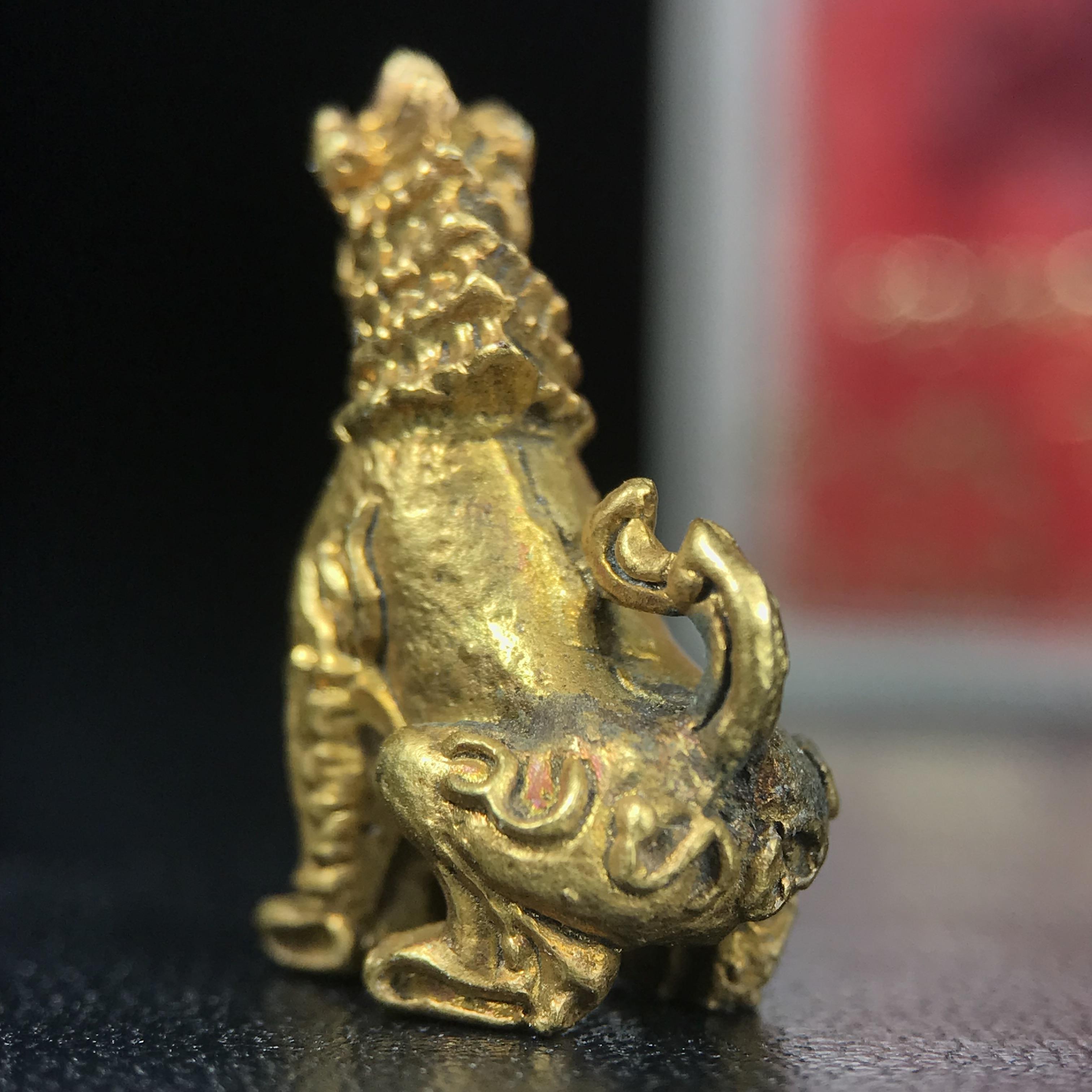 สิงห์เจ้าพ่อดำ วัดบุพพาราม จ.เชียงใหม่ ปี 2518 เนื้อกะไหล่ทอง(ตอก 2 โค๊ต)หายาก(สภาพผิวเดิมสวยเดิมกล่องครบ) สิงห์รุ่นนี้มีพิธีดีมีเกจิอาจารย์ที่ร่วมปลุกเสกมากมาย****เครื่องราง ที่พระบาทสมเด็จพระเจ้าอยุ่รัชกาลที่ ๙ ทรงเสด็จฯประกอบพิธีด้วยพระองค์เอง