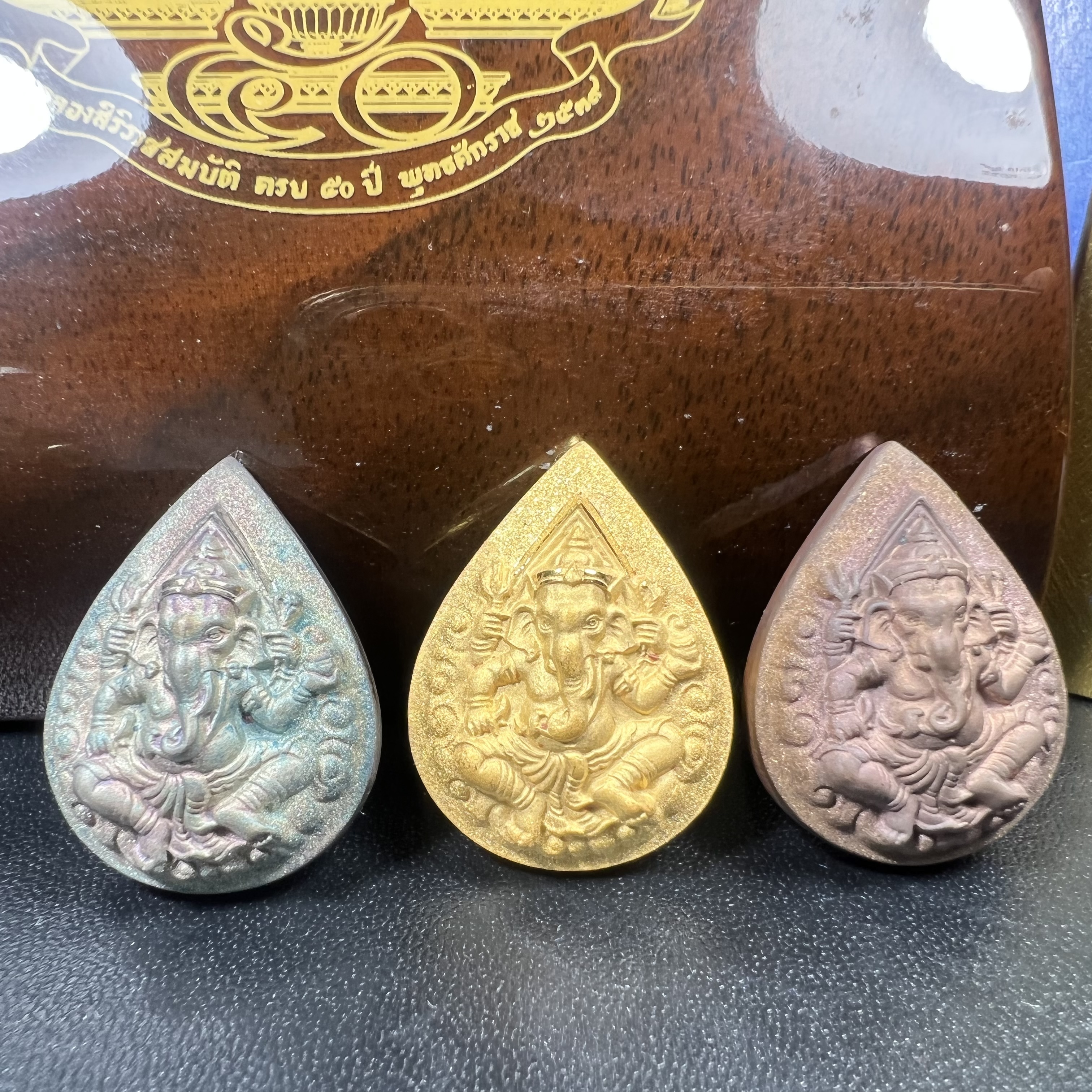 เหรียญพระพิฆเนศวร ญสส. ชุดกาญจนาภิเษกครองราชย์ 50 ปี พุทธศักราช 2538 วัดบวรนิเวศวิหาร ชุดทองคำพิมพ์ใหญ่(2.9 ซม.)(เนื้อทองคำ+เนื้อเงิน+เนื้อทองทิพย์) สภาพสวยเดิมพร้อมกล่องบรรจุเดิม ตอกโค๊ดหมายเลขกำกับ 634(พิธีใหญ่ พุทธศิลป์งดงาม)(นิยมหายาก)1 ใน 939 ชุด