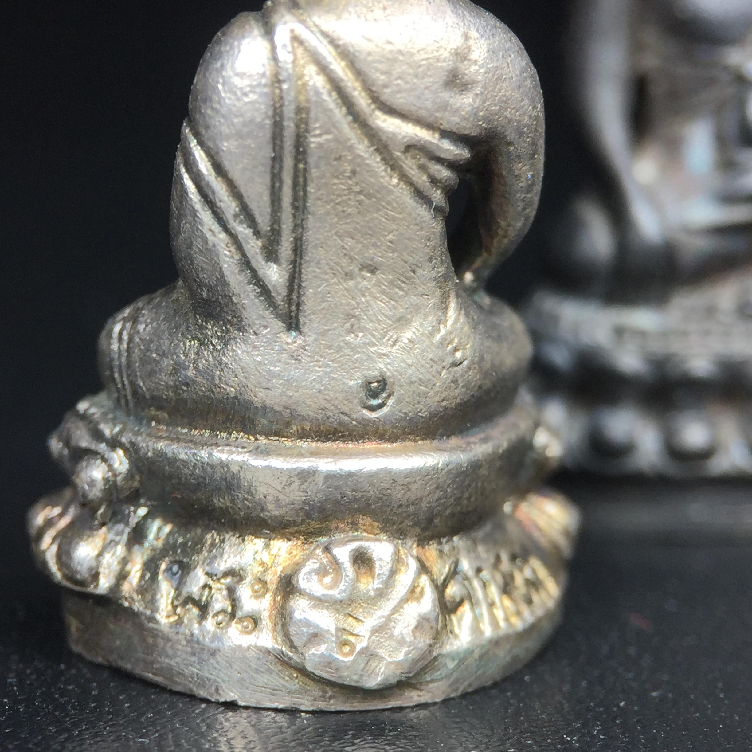 พระกริ่งศาสดา ภปร. วัดบวรนิเวศวิหาร ปี 2532 จัดสร้างในโอกาสสองทศวรรษรามาธิบดี เพื่อศูนย์การแพทย์สิริกิติ์ เนื้อเงิน+เนื้อนวโลหะ(1ชุดรวม 2 องค์) (พิธีใหญ่ มวลสารมงคล สวยงามเข้มขลัง)สมเด็จพระญาณสังวร สมเด็จพระสังฆราชฯเสด็จเททอง