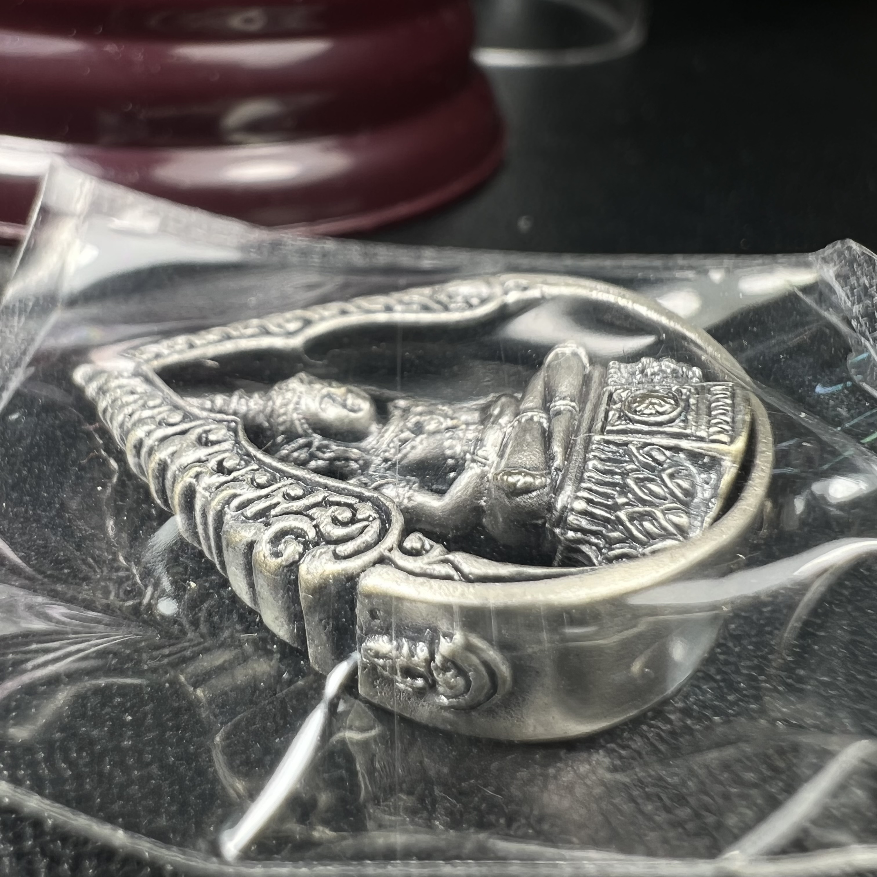 พระแก้วมรกต ภปร.(รุ่นแรก) ปี2545 รุ่นฉลองกรุงรัตนโกสินทร์ครบ 220 ปี พิมพ์ลอยองค์ทรงหยดน้ำ เนื้ออัลปาก้า ชุบเงินลงดำ ขนาด 18*27 มม. พร้อมครอบตั้งโชว์เดิม องค์พระซีนซองเดิม สวยครบสมบูรณ์