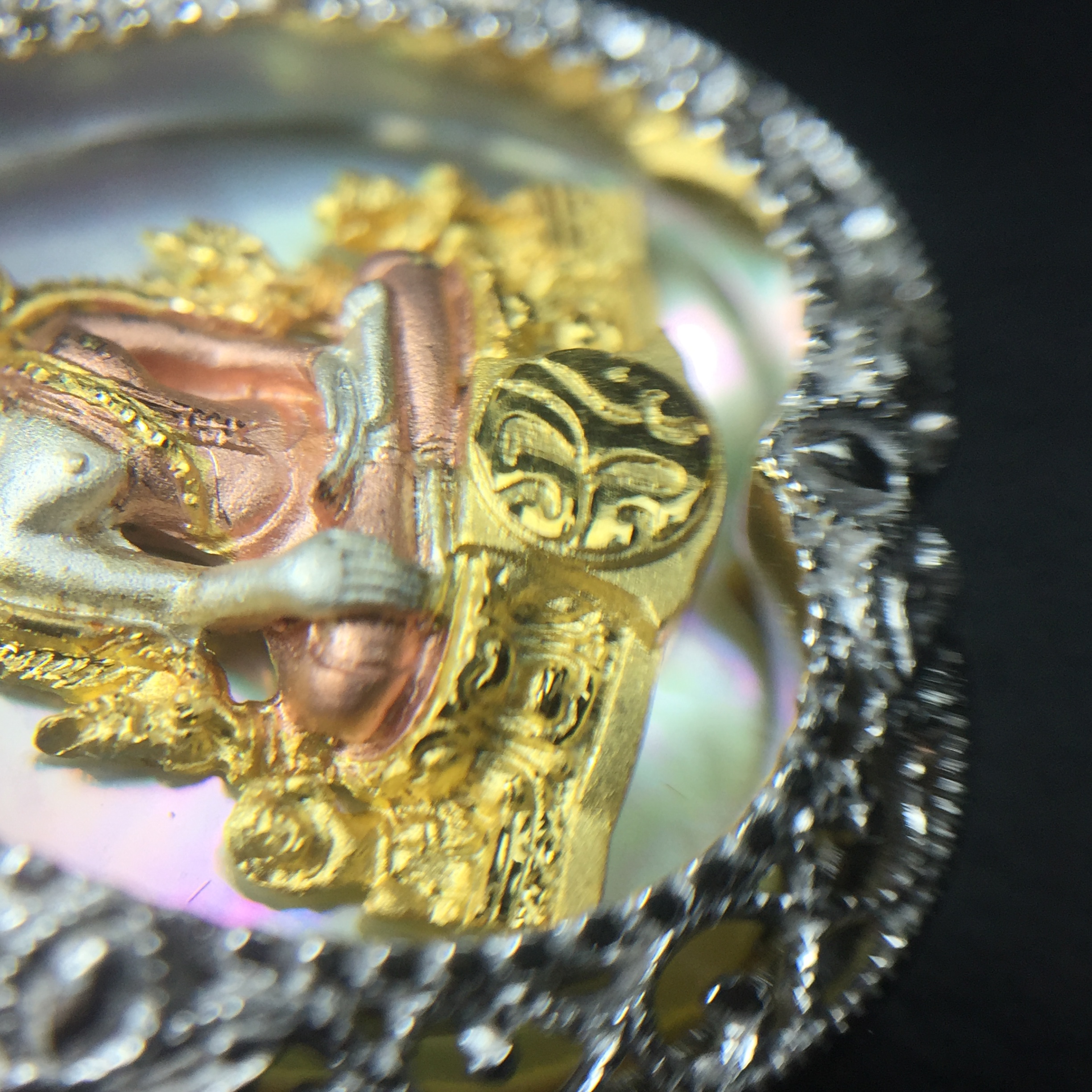 พระพุทธชินราช ภปร. โครงการ "เพราะแผ่นดินนี้ คือ แผ่นดินเกิด" ปี2548(รุ่นแรก) เหรียญทรงใบโพธิ์ ขนาด 21 x 29 มม. เนื้อเงินสามกษัตริย์ องค์พระชุบสามกษัตริย์ ล้อมด้วยกรอบเงินชุบทองคำขาวสลักเสลาเป็นลวดลายละเอียดอ่อน ส่วนพื้นองค์พระเป็นเปลือกหอยมุข