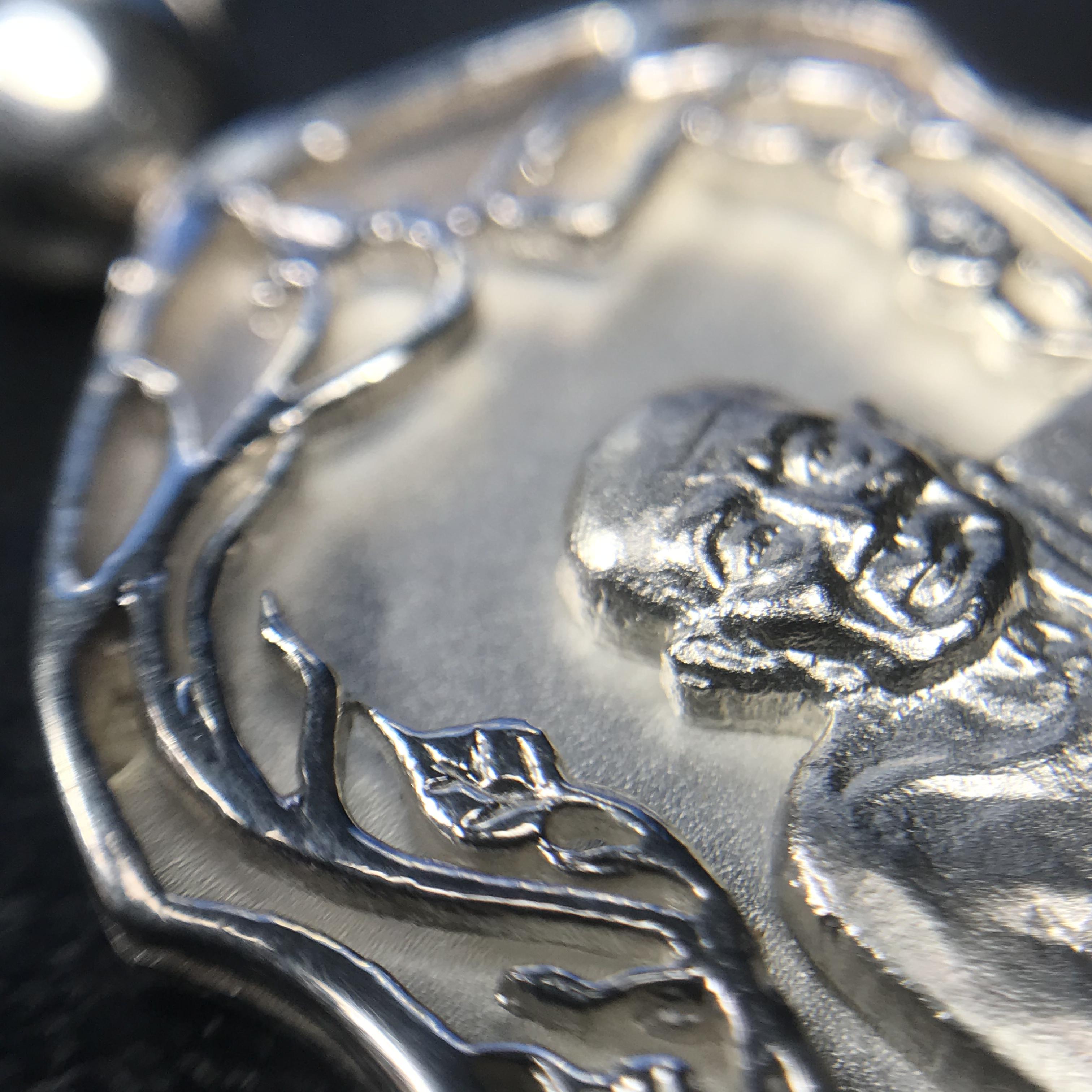 เหรียญหลวงปู่ทวด พระนามาภิไธย สก. แบบงานฉลุโบราณ(HAND MADE) ปี 2544 เนื้อเงิน(1 ใน 2000 เหรียญ)