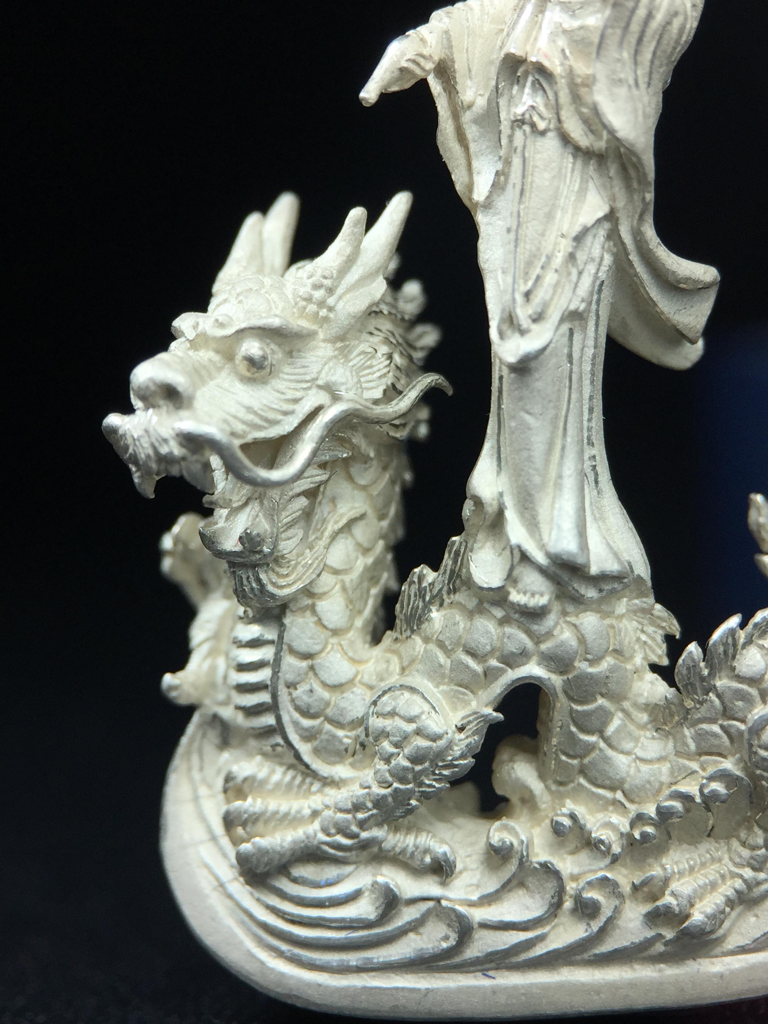 รูปหล่อลอยองค์พระโพธิสัตว์กวนอิม ทรงประทับมังกร จ.ระนอง เนื้อเงิน พิมพ์ใหญ่(สภาพผิว สวยงดงาม ทรงคุณค่า) เฉลิมฉลองในวโรกาสที่พระบาทสมเด็จพระเจ้าอยู่หัวทรงครองสิริราชสมบัติครบ 50 ปี จ.ระนอง พ.ศ.2539