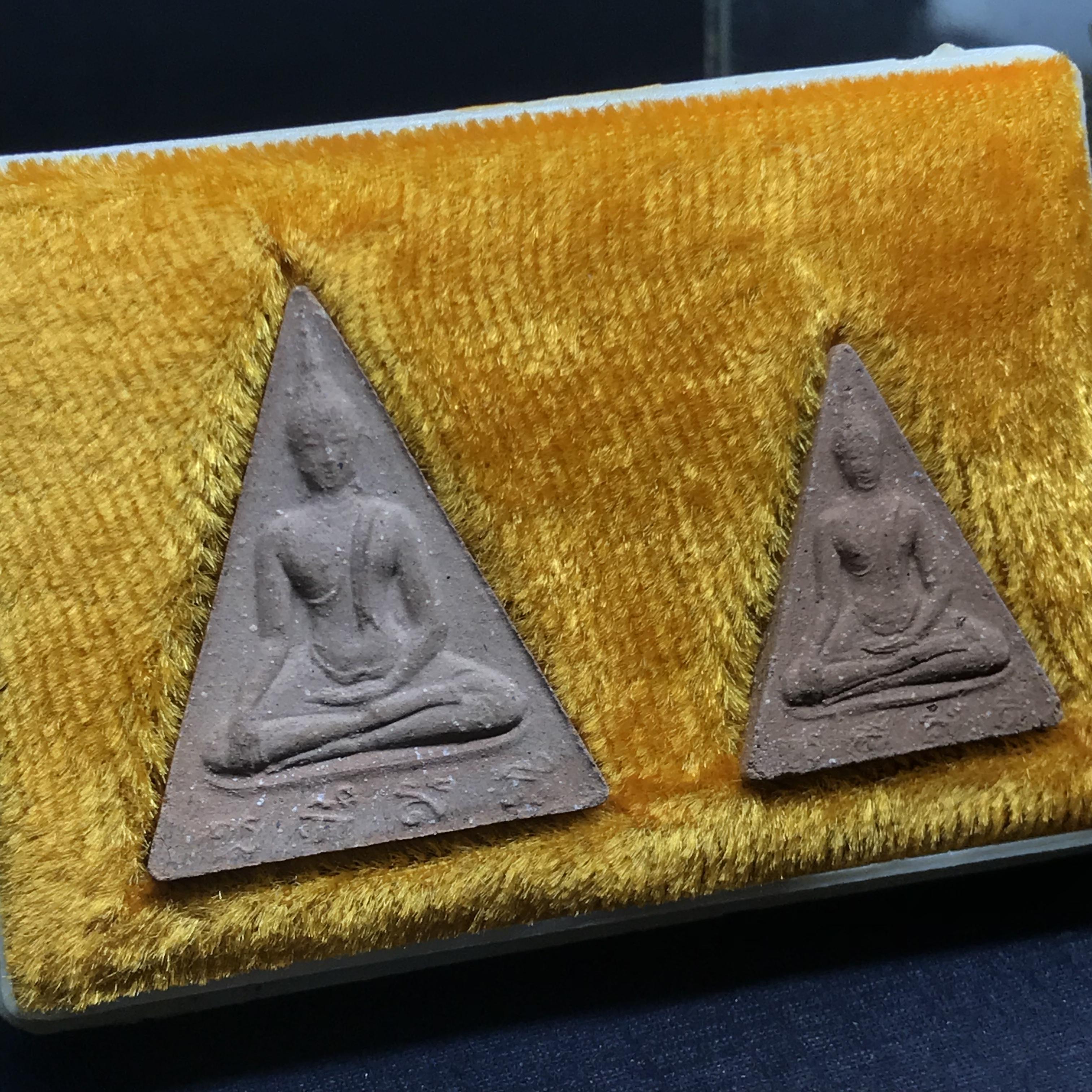 พระสมเด็จนางพญา สก ชุดพิมพ์ใหญ่-เล็ก วัดบวรนิเวศวิหาร ปี2519(ในหลวงรัชกาลที่9และสมเด็จพระราชินี เสด็จร่วมในพิธี)